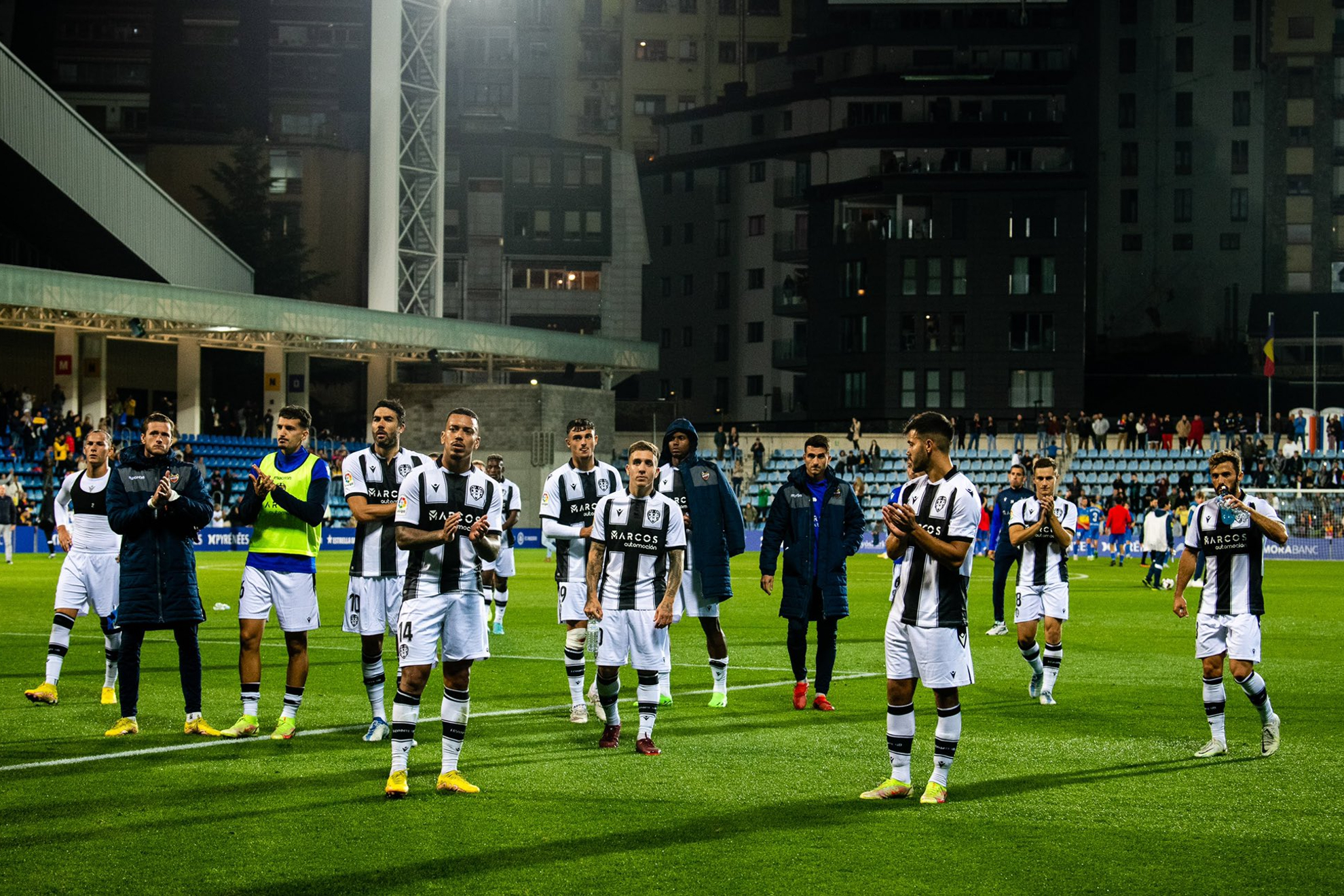Los jugadores del Levante frente a su aficin tras el partido en Andorra / TWITTER @LevanteUD