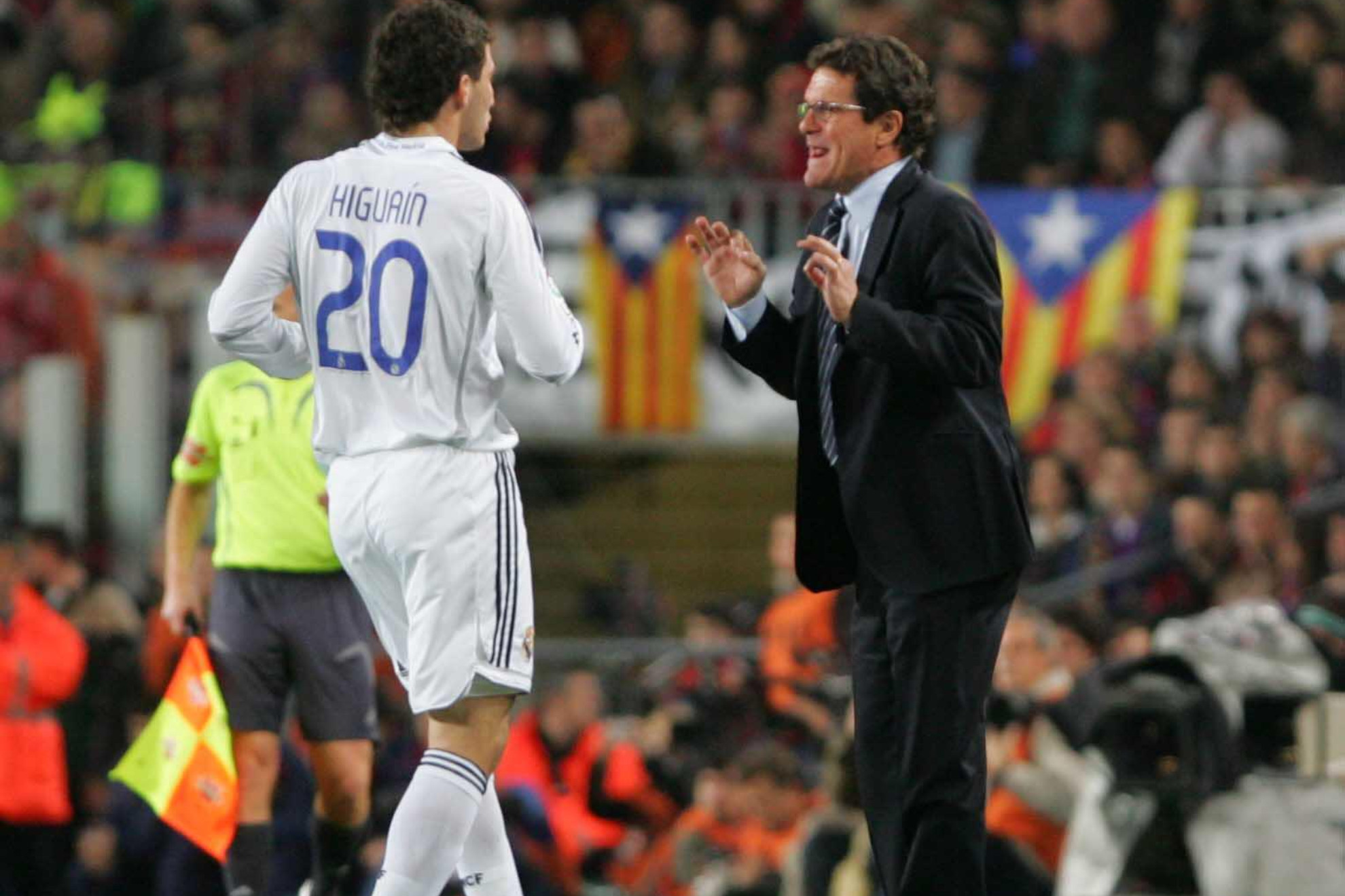 Higuan recibe instrucciones de Fabio Capello en un partido ante el FC Barcelona. / RODOLFO ESPINOSA