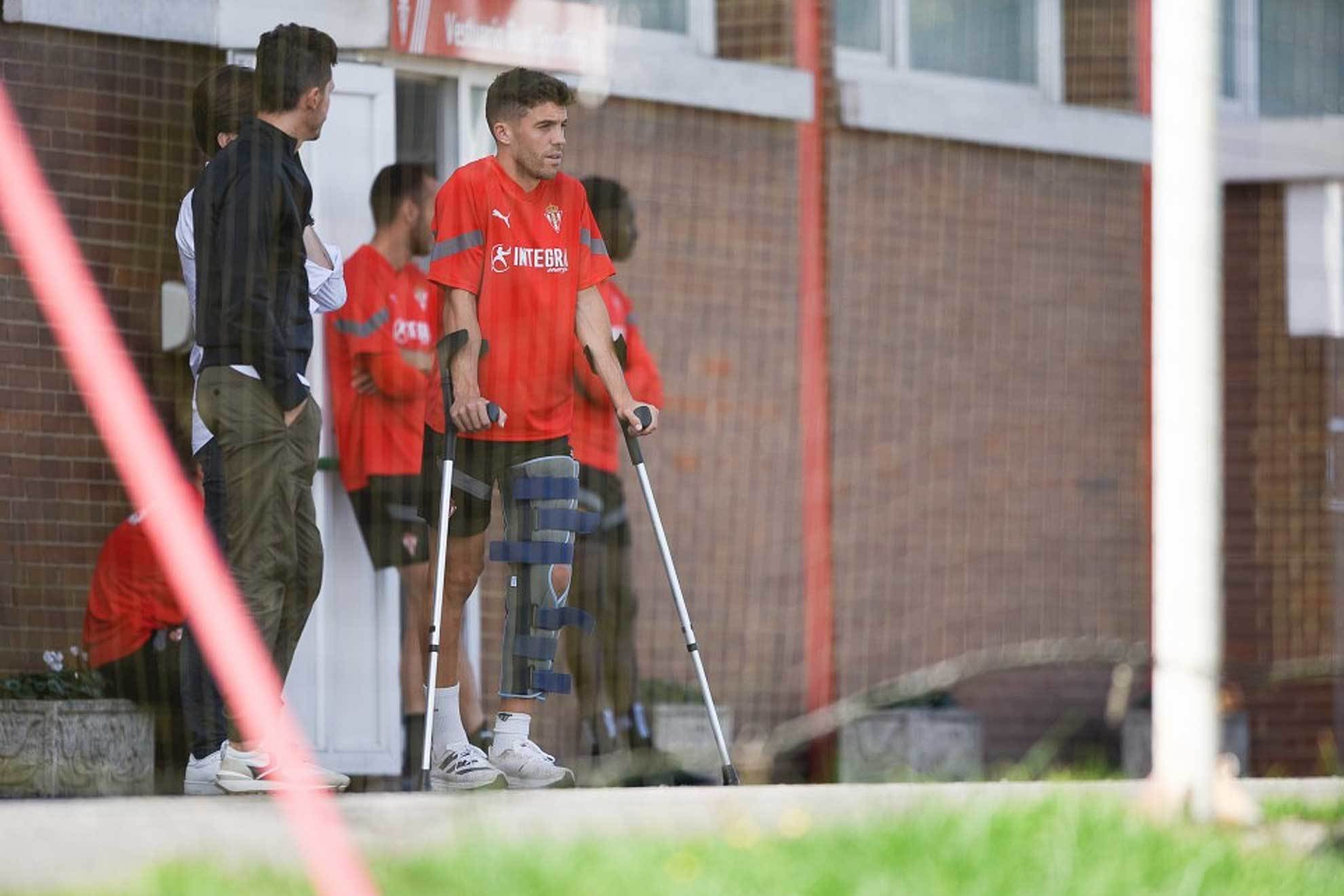 Nacho Méndez, con muletas en Mareo tras conocerse la gravedad de su lesión / @RealSporting