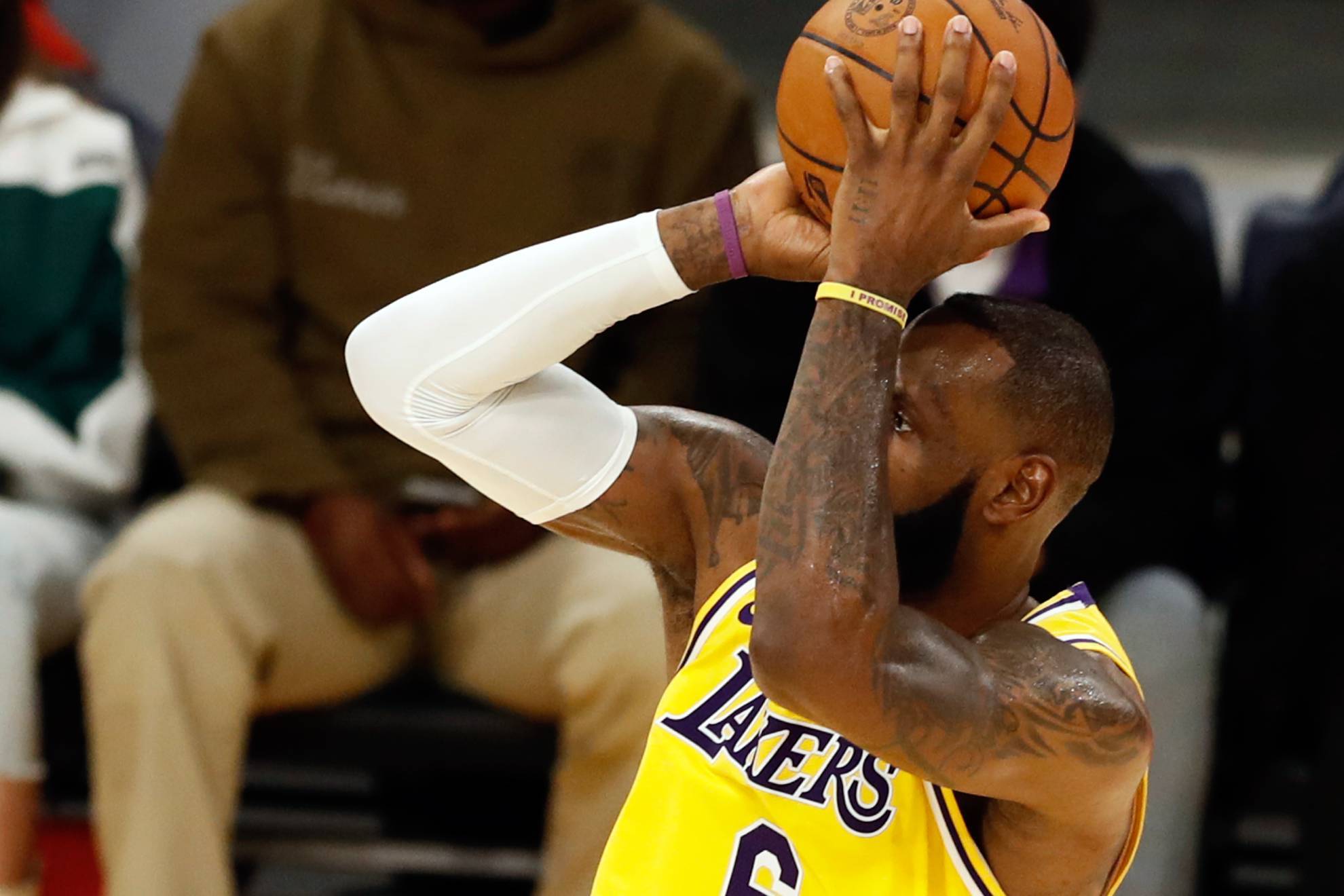 Horrible night for the LA Lakers: LeBron James can't score and Westbrook is almost moved