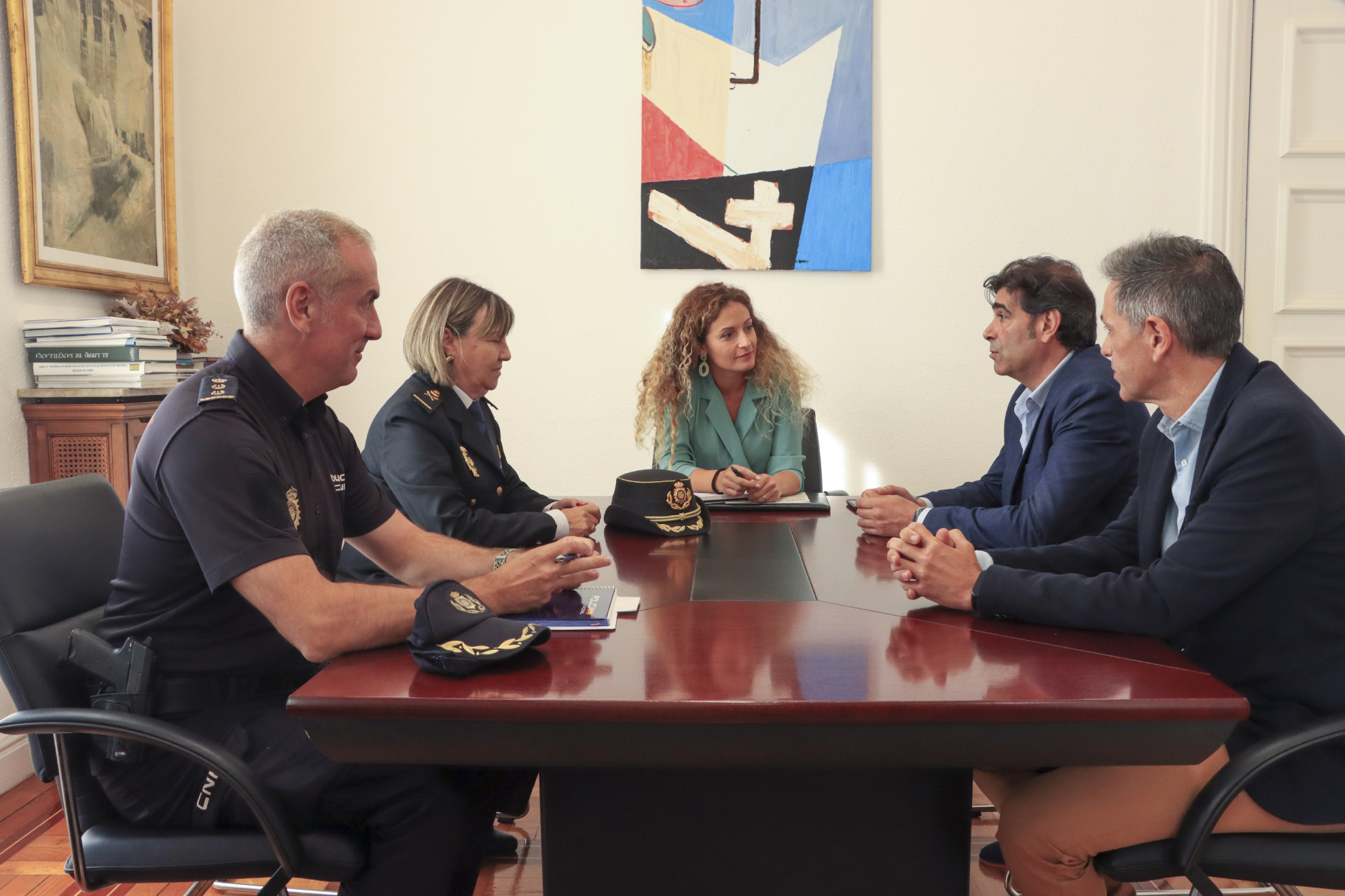 Reunión entre Ainoa Quiñones con la Policía Nacional y la directiva del Racing / MARCA