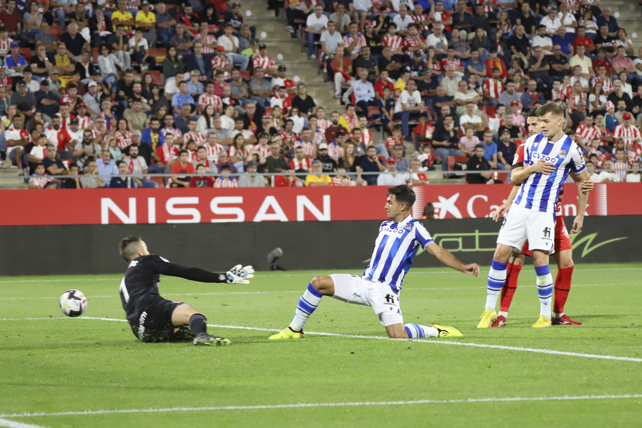 Martín Zubimendi supera a Juan Carlos para hacer el cuarto gol de la Real en Girona.