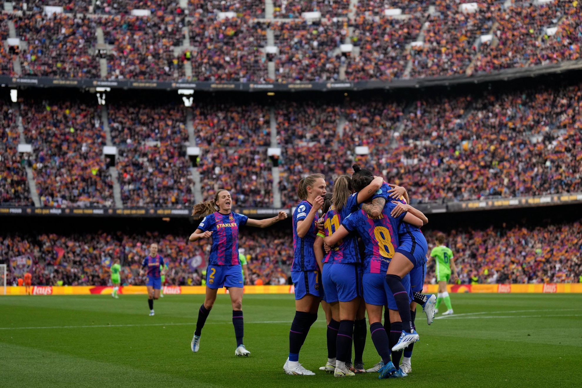 Las jugadoras del Barcelona celebran un gol en el Camp Nou / EFE