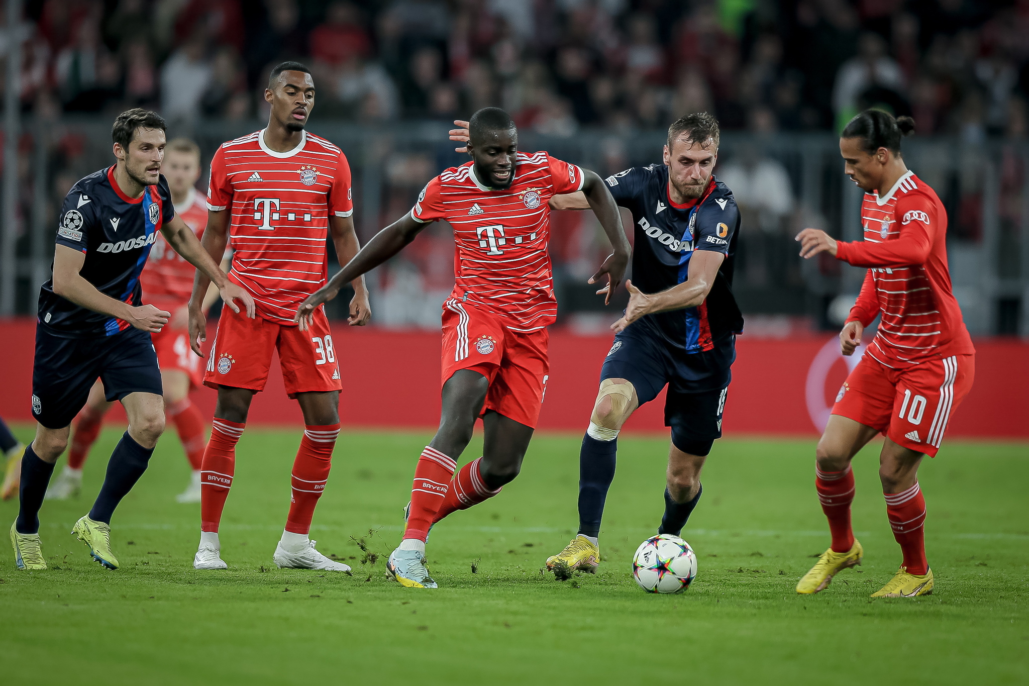 Munich (Germany), 04/10/2022.- Dayot Upamecano (C) of Munich in action during the UEFA Champions League group C soccer match between lt;HIT gt;Bayern lt;/HIT gt; Munich and FC Viktoria Plzen in Munich, Germany, 04 October 2022. (Liga de Campeones, Alemania) EFE/EPA/LEONHARD SIMON