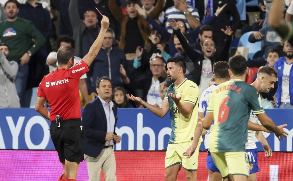 Momento en el que Trujillo Suárez expulsa a Javi Muñoz, segunda roja para el Eibar /  LALIGA