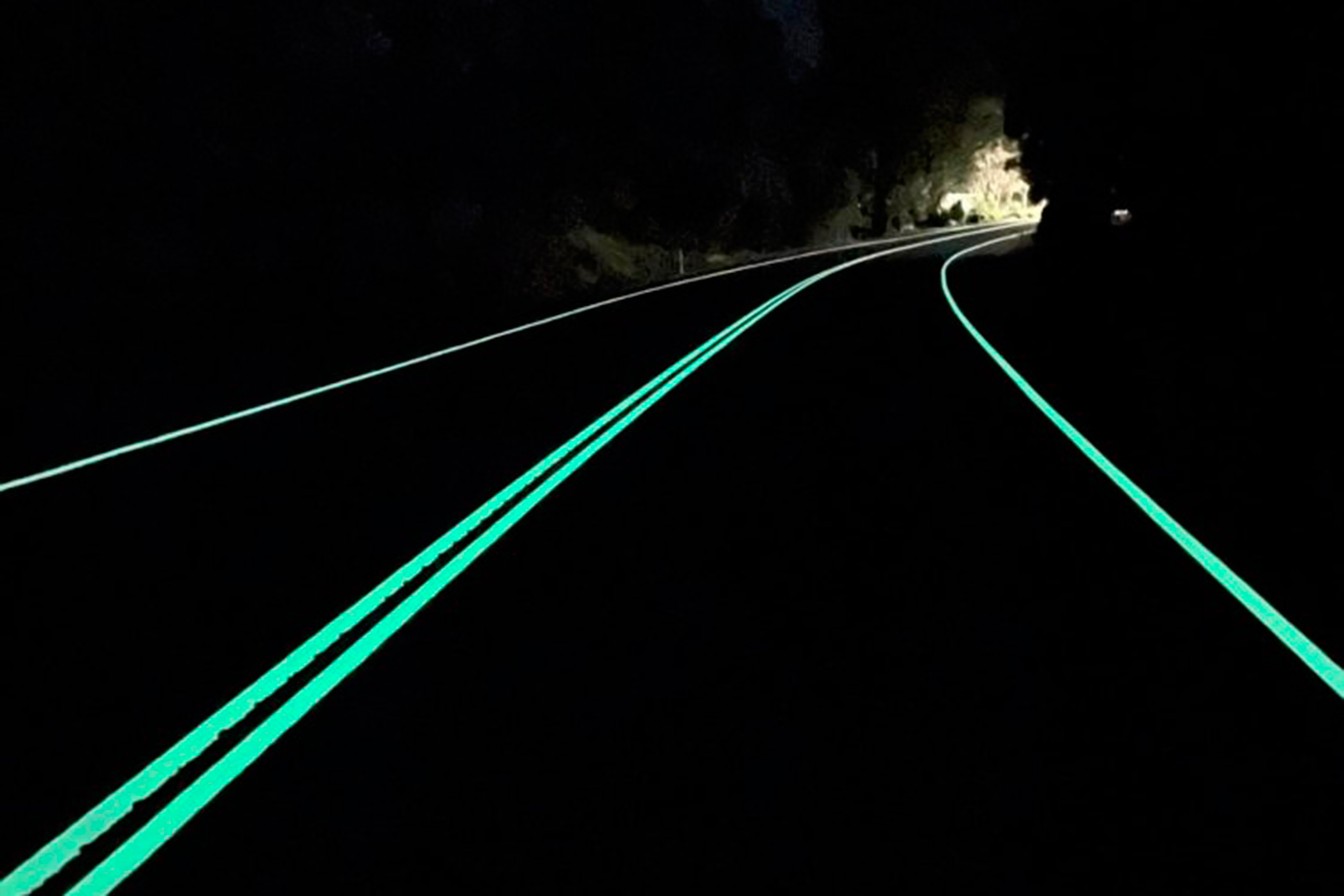 Las líneas, brillando en el interior de un túnel. Foto: Tarmac Linemarking.