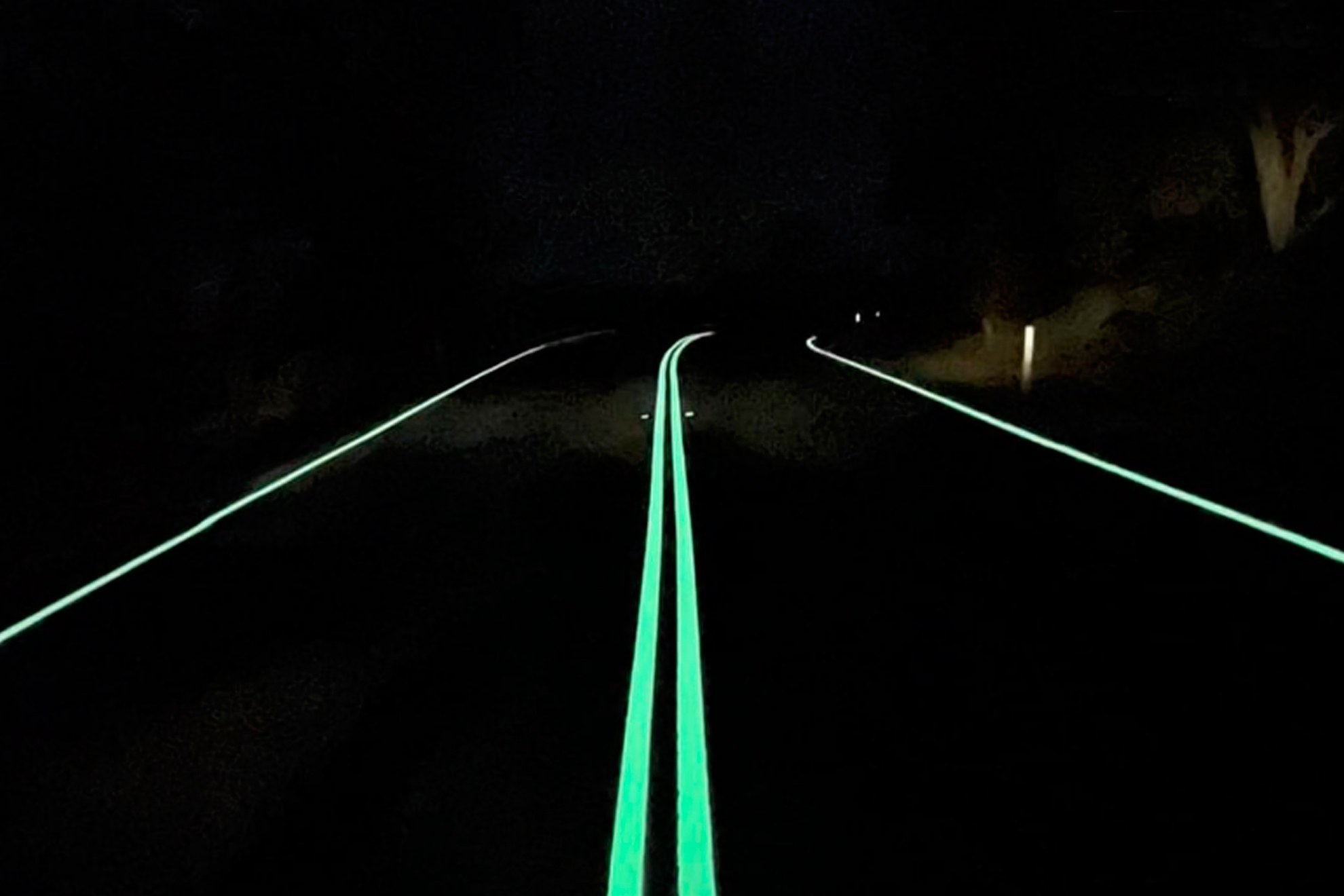 Seguridad Vial - DGT: Así son las líneas fluorescentes en carreteras. ¿Tomará nota la DGT? | Marca