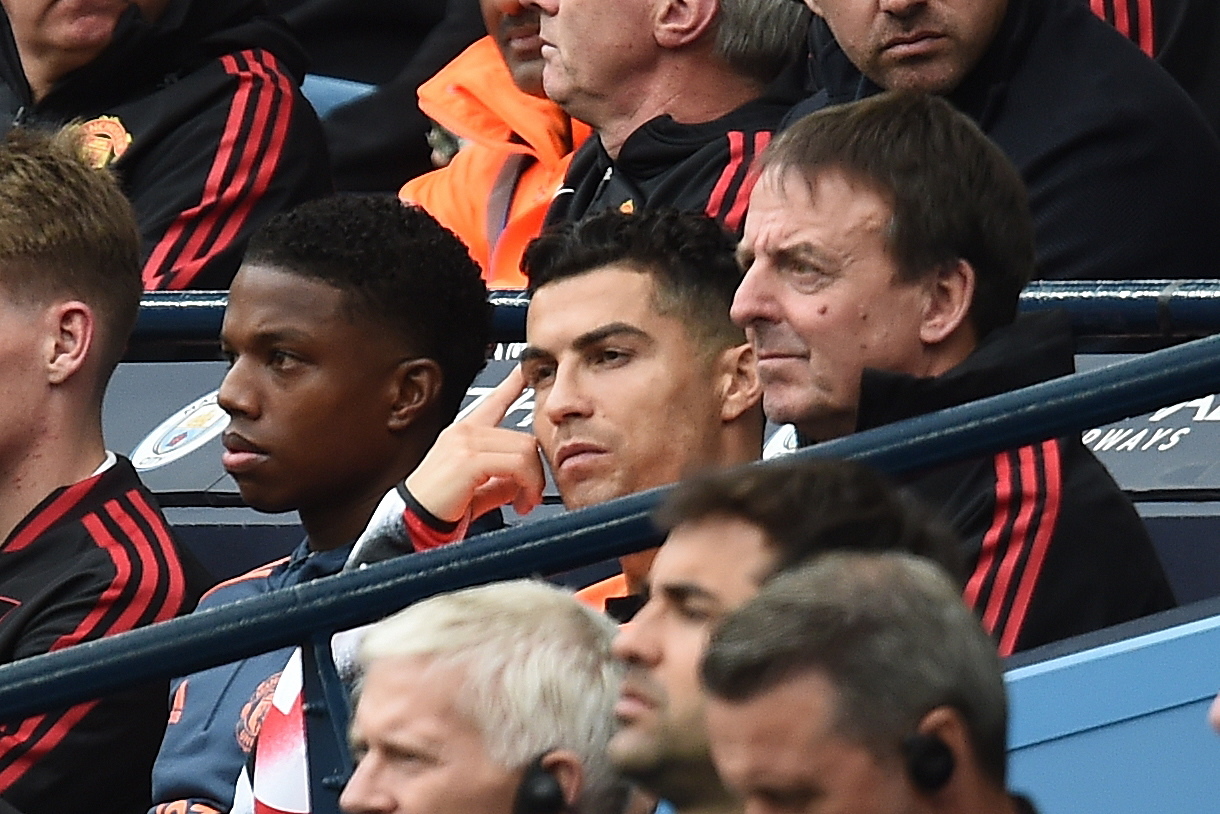 Cristiano Ronaldo regarde depuis le banc pendant le derby de Manchester EFE/EPA/PETER POWELL