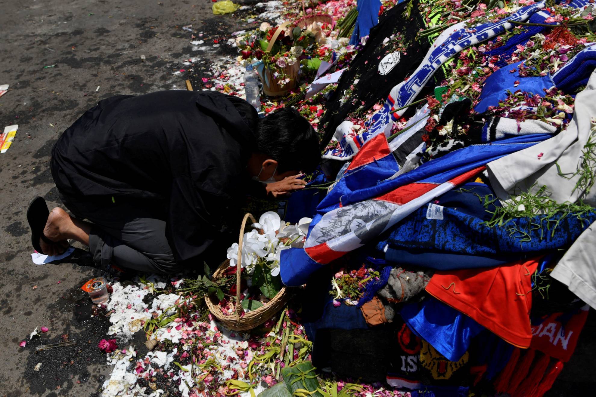 Son 131 muertes después de la catástrofe en el fútbol de Indonesia | Reuters