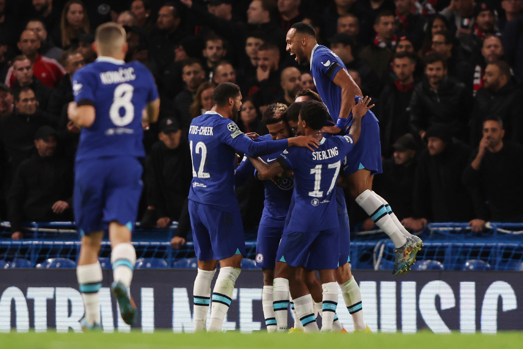 Los jugadores del Chelsea celebran el gol de Fofana. / AP