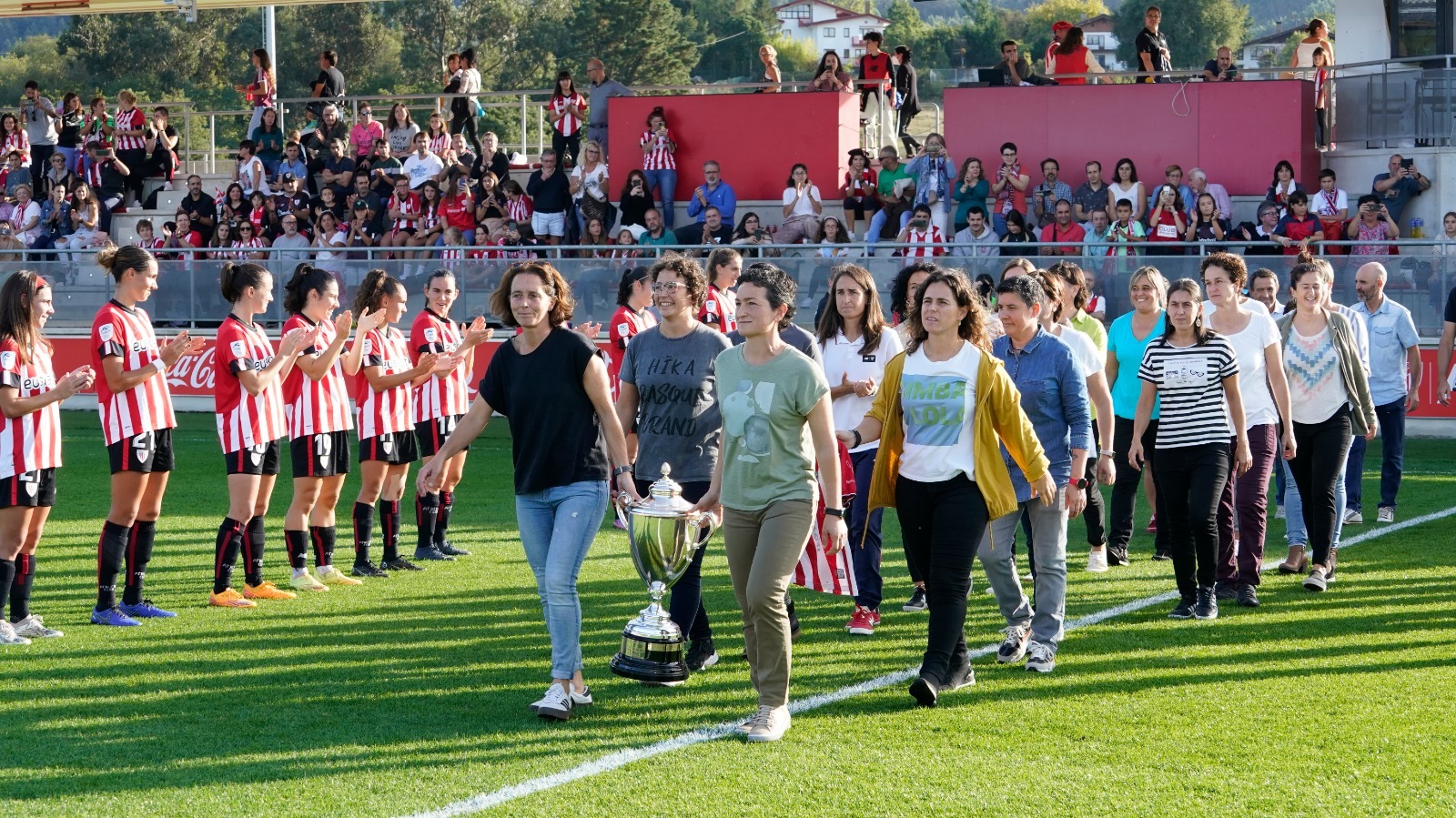 Las integrantes del primer Athletic femenino fueron homenajeadas el fin de semana.