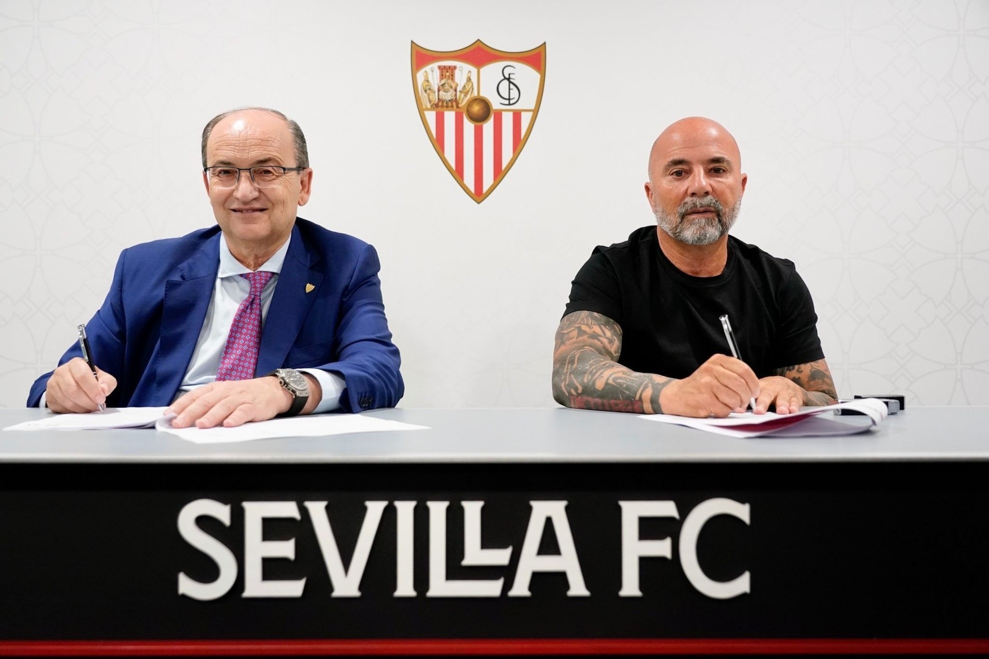 Jorge Sampaoli firma su nuevo contrato con el Sevilla, junto al presidente.