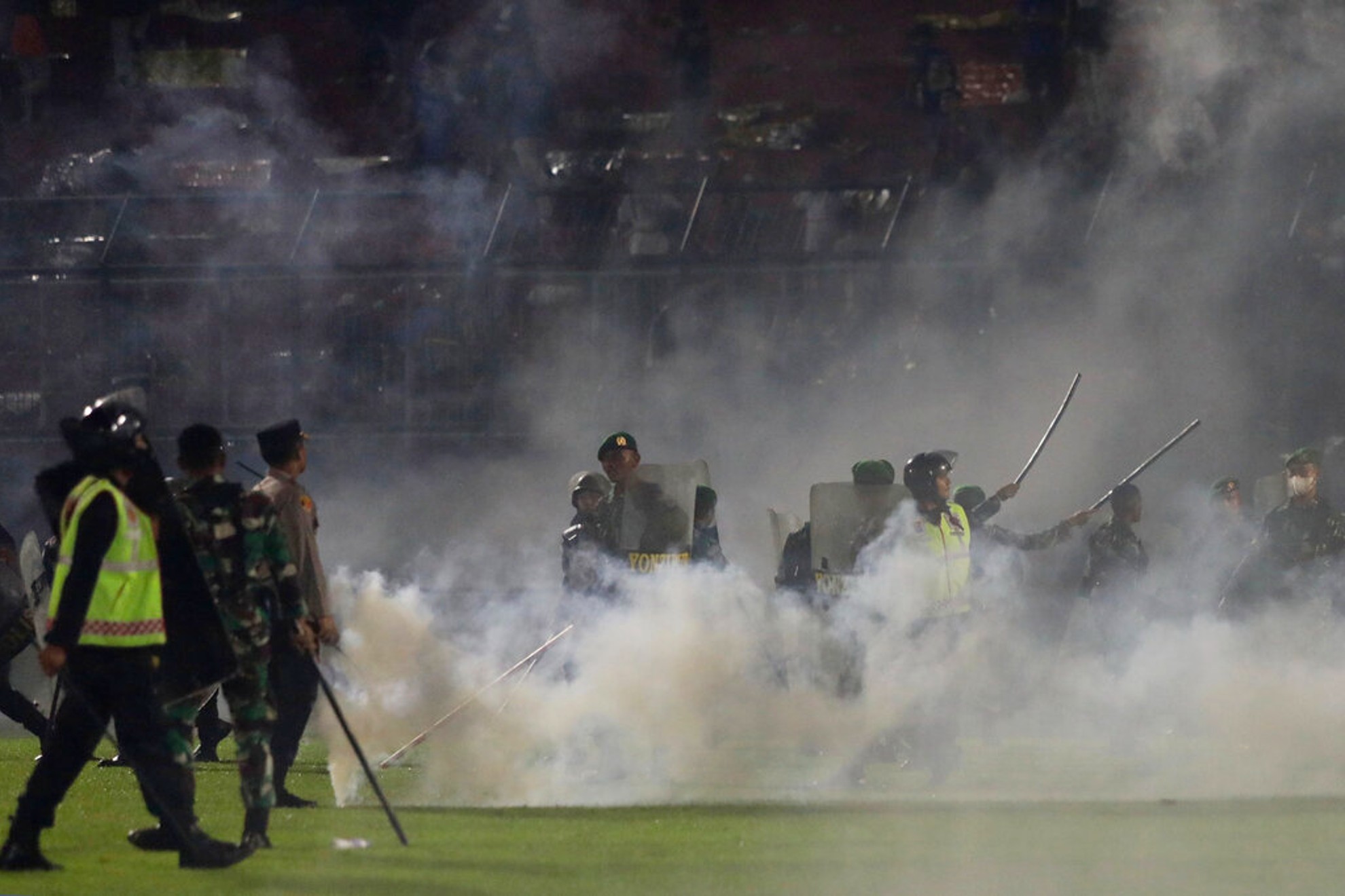Semana negra en el fútbol: Indonesia, Argentina... | AP