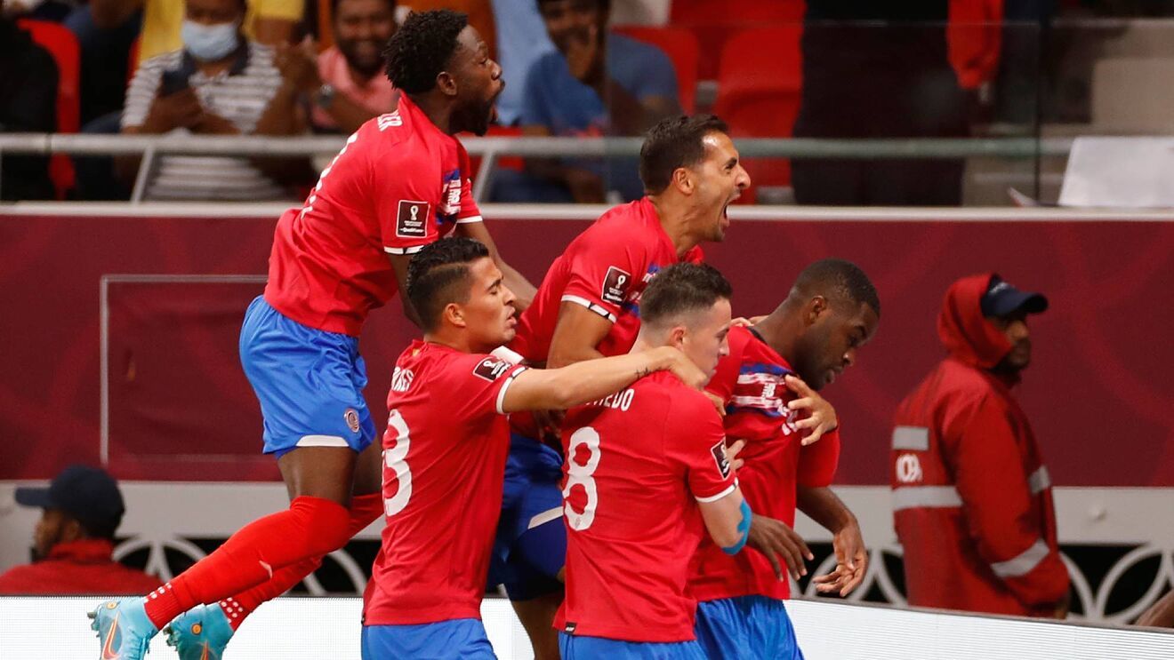 La plantilla de Costa Rica celebrando un tanto frente a la grada