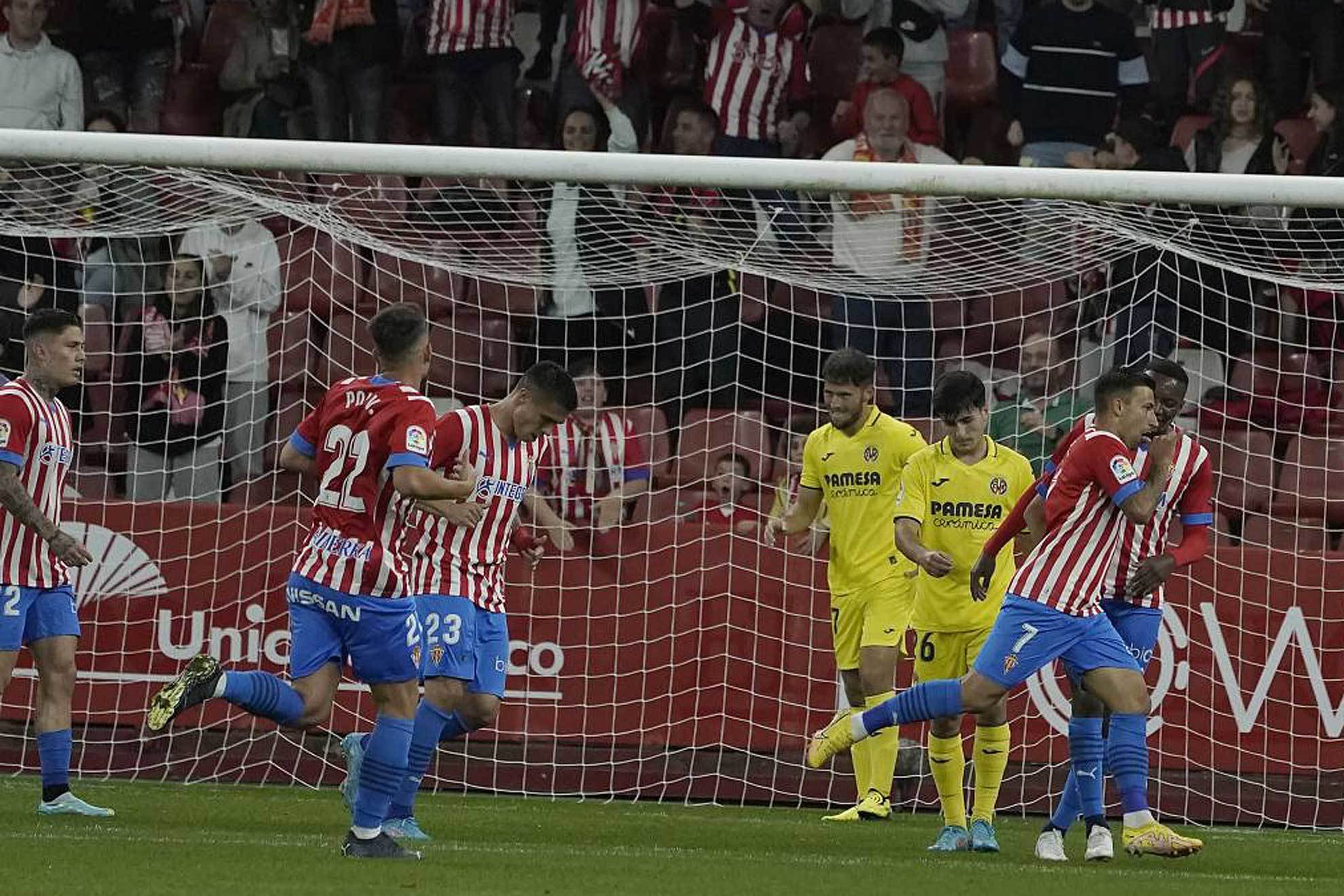 Aitor García, que se lesionó después, celebra el primer gol del Sporting / JAVIER GARCIA