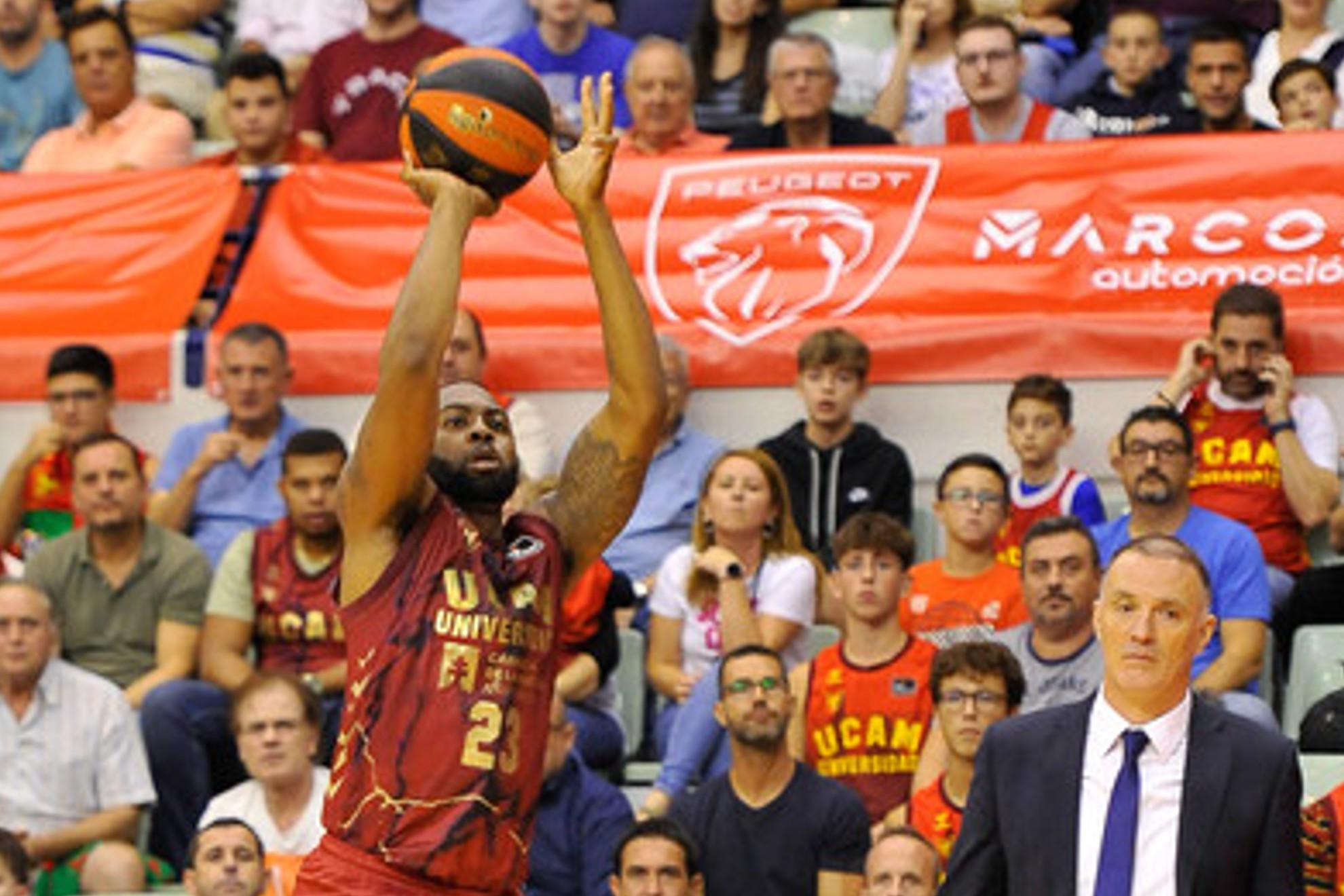 James Anderson lanza un triple en un partido del UCAM Murcia. ACB PHOTO