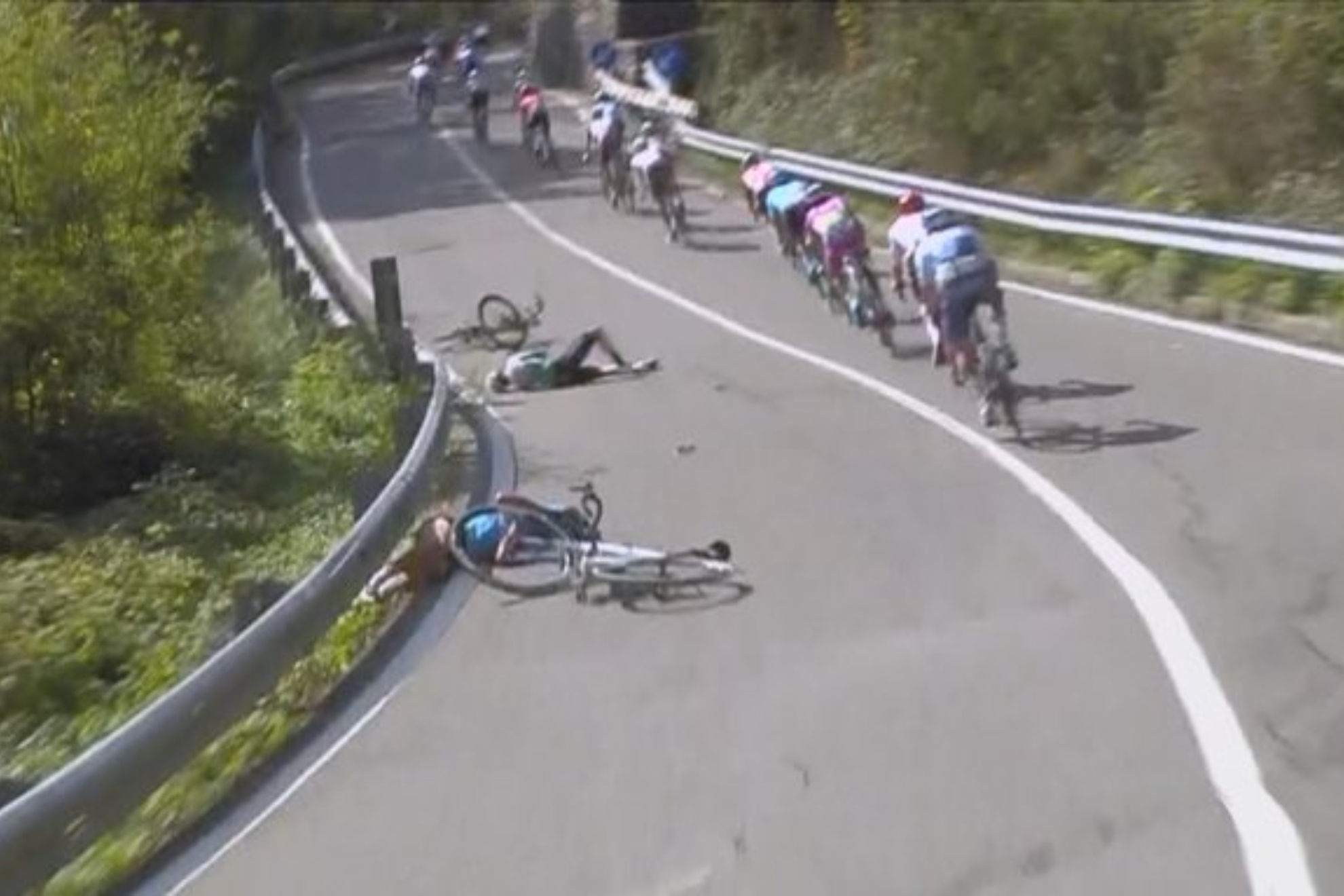 Mikel Nieve se despide del ciclismo con una durísima caída