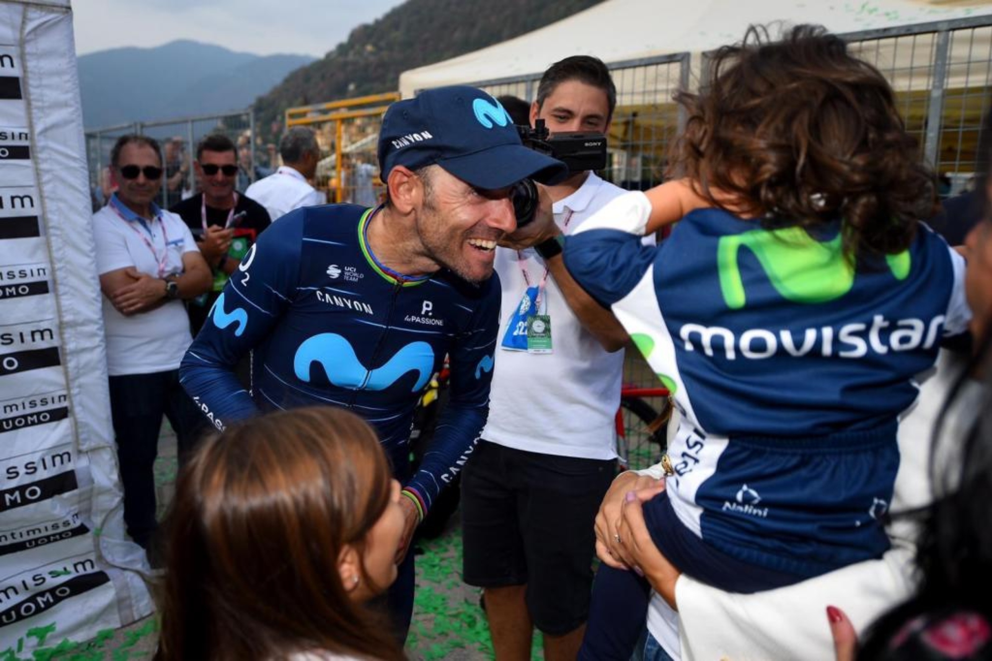 Alejandro Valverde, con su familia tras completar el Giro de Lombarda. IRAIA CALVO