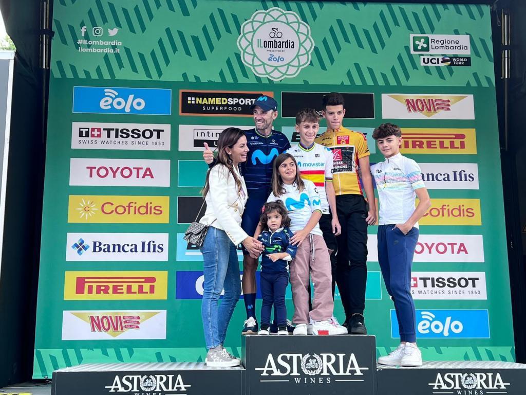 Valverde, junto a su familia en el podio FOTO: IRAIA CALVO