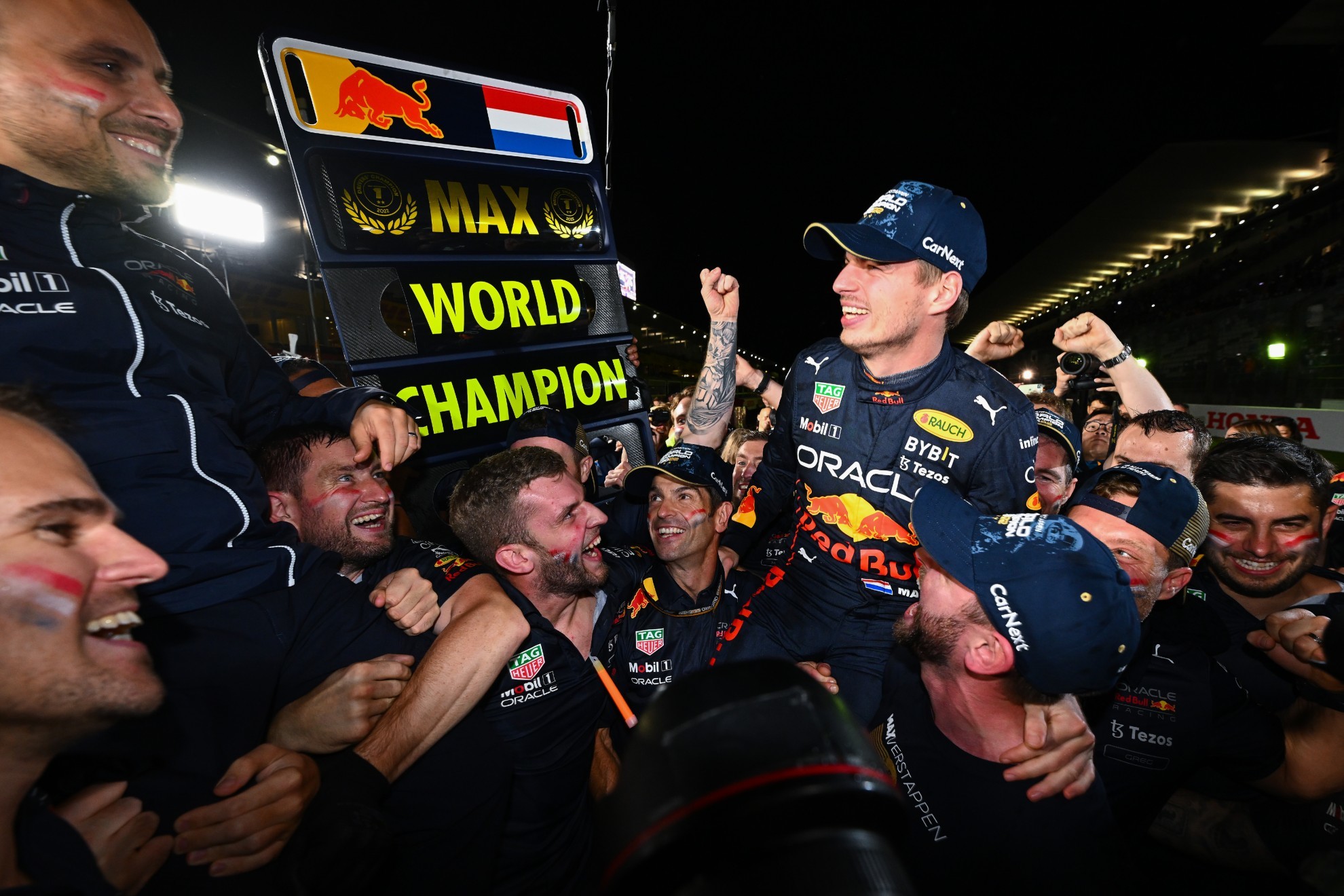 Max Verstappen celebrando el título con su equipo