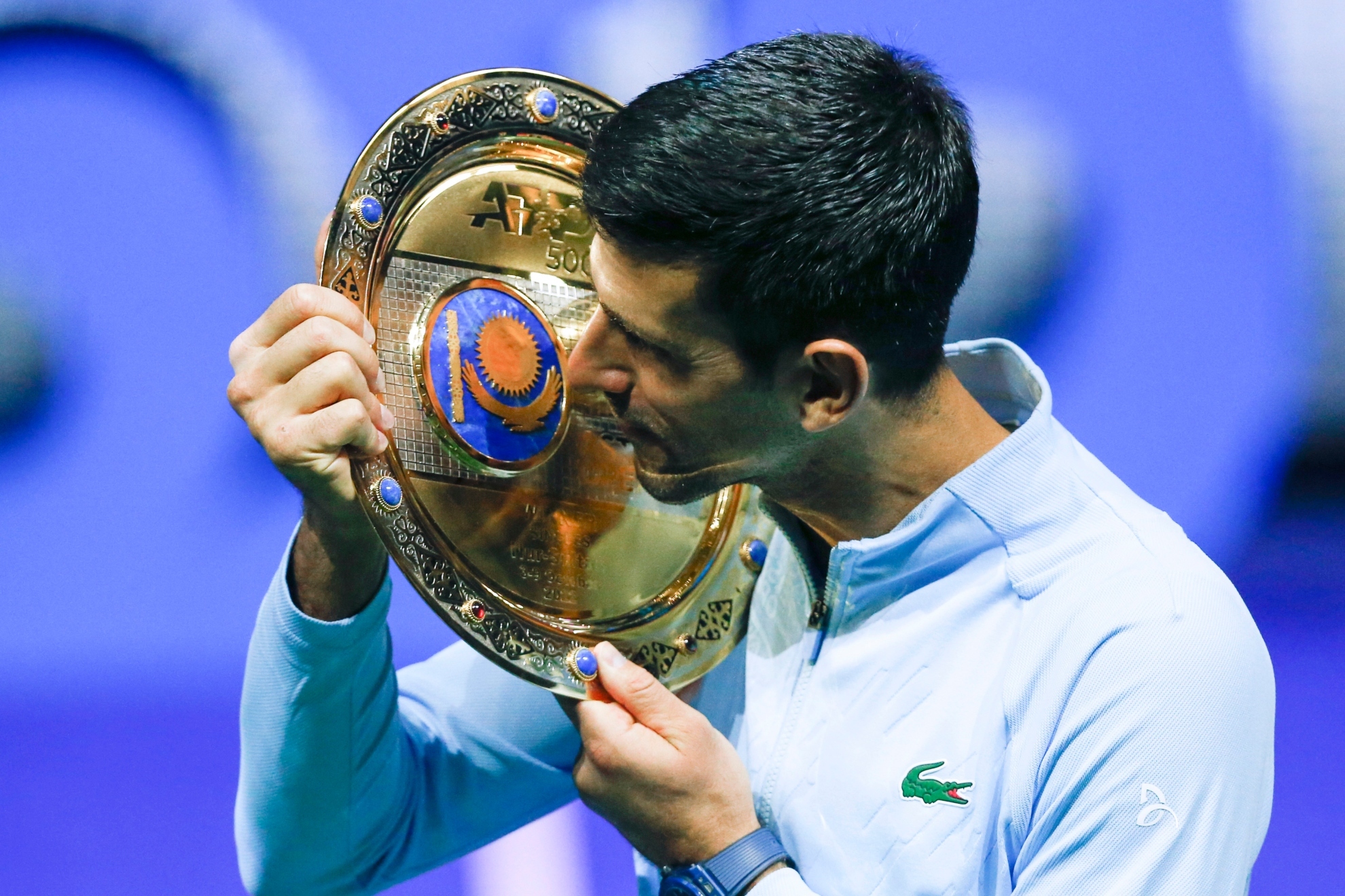 Djokovic besa el trofeo de Astana/AP
