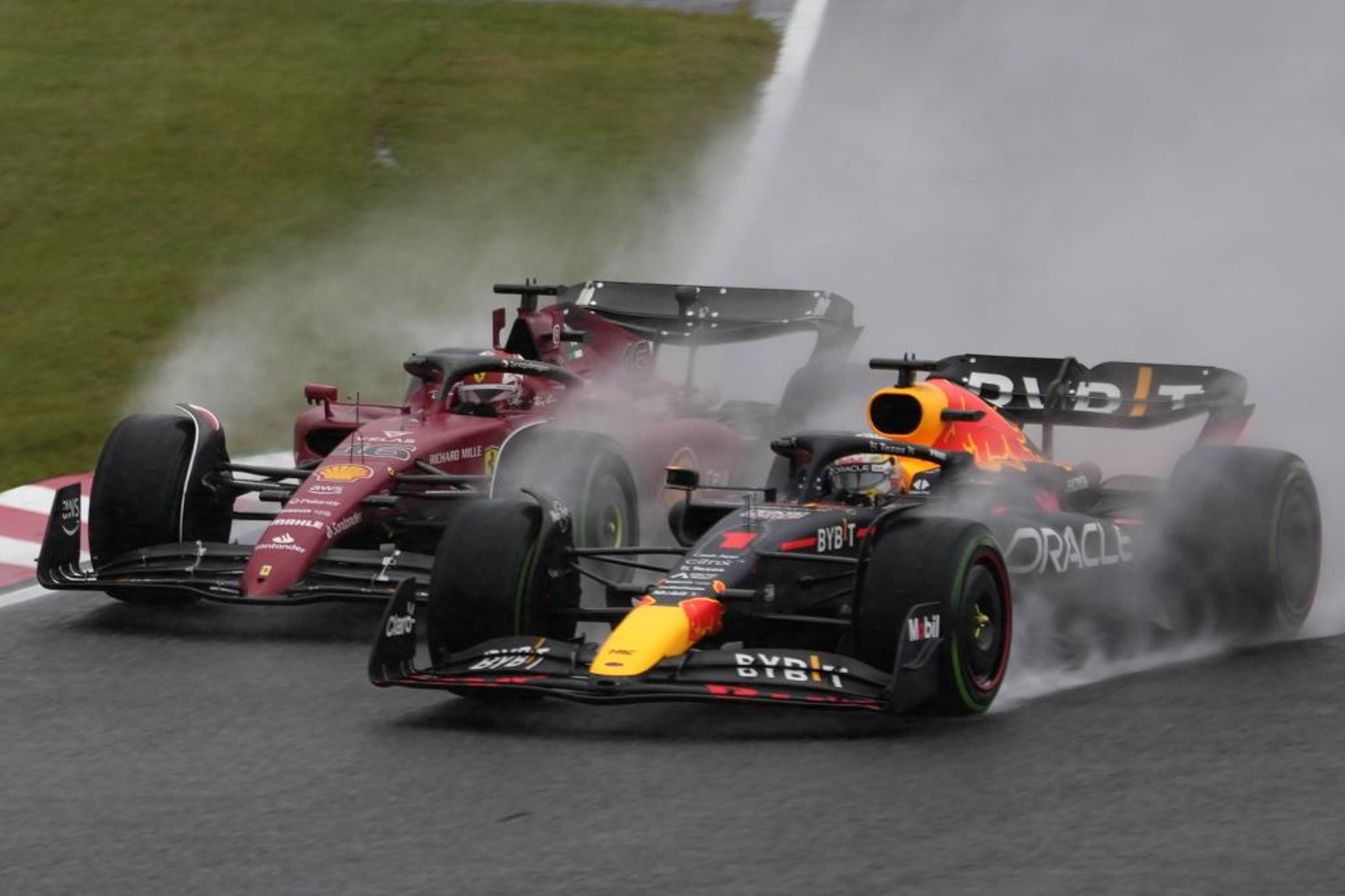 Verstappen pasa a Leclerc por fuera en el inicio del GP de Japón 2022. / AP