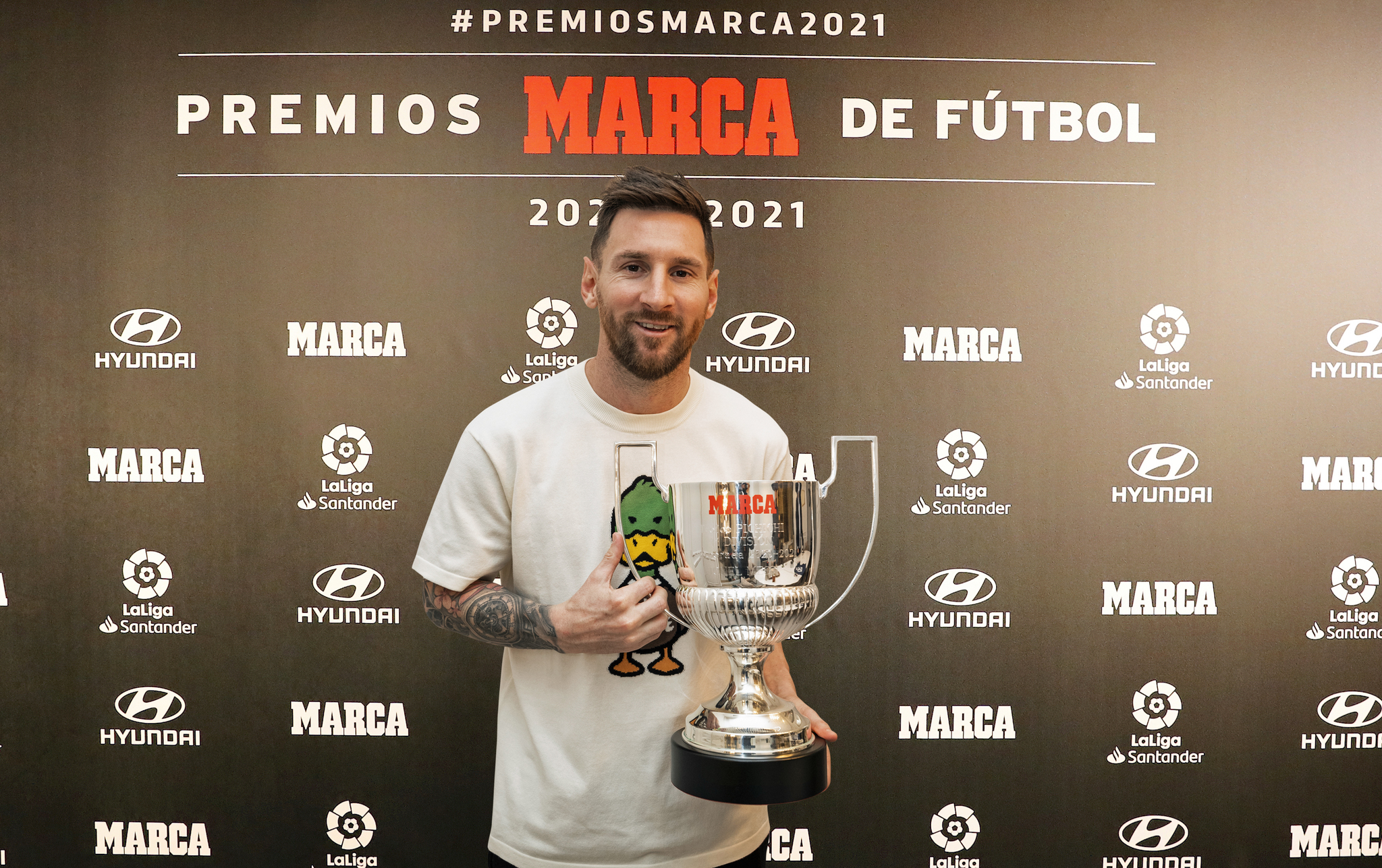 Messi recibe el trofeo Pichichi/ RAFA CASAL