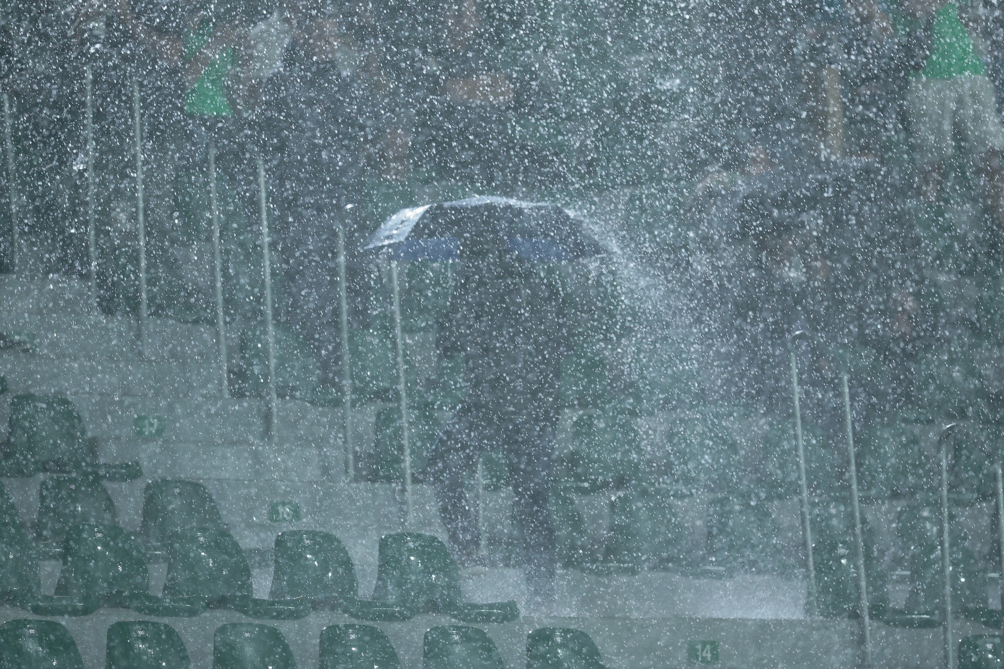 ¿En qué casos debe suspenderse un partido de fútbol por lluvia? Esto dice la regla thumbnail
