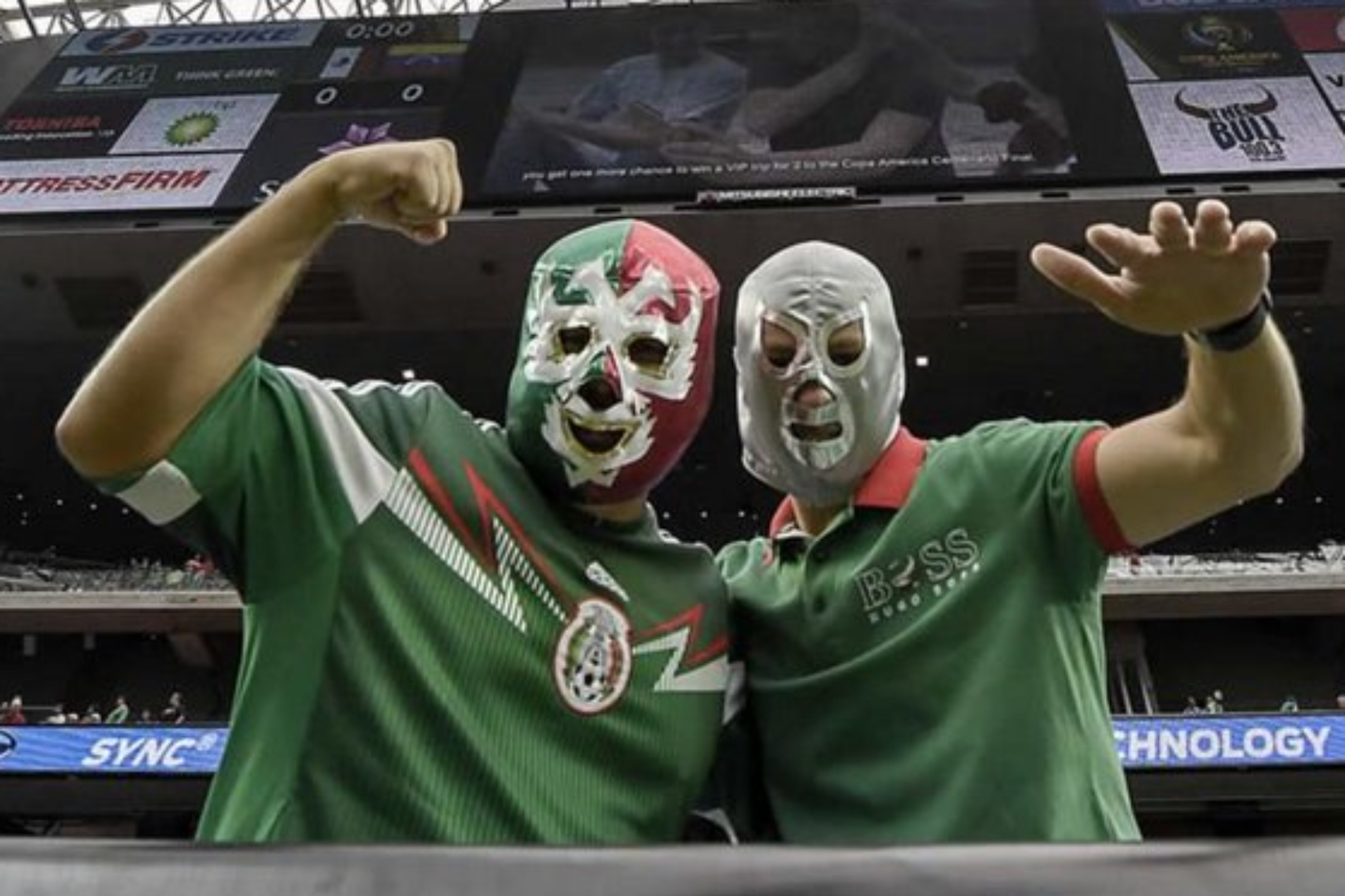 Mexican fans with Lucha Libre Mask/Twitter @elpalco_sv