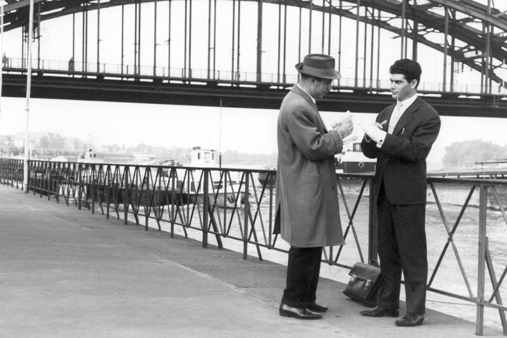 Carlos Bribián (izquierda) entrevista en Colonia al boxeador español Miguel López. 1961 / Foto: Archivo MARCA