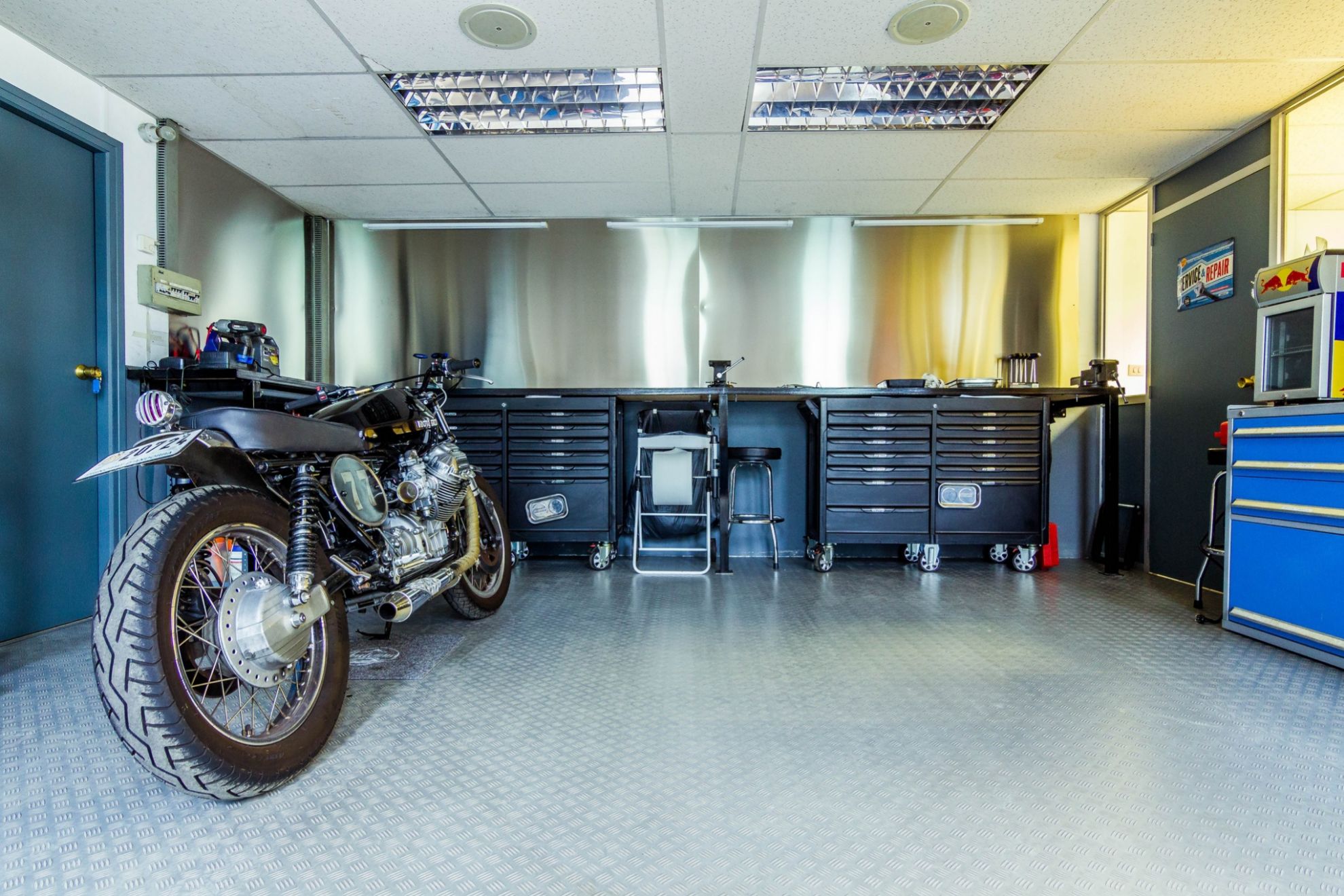 Un lugar seco y cubierto es el ideal para guardar tu moto.