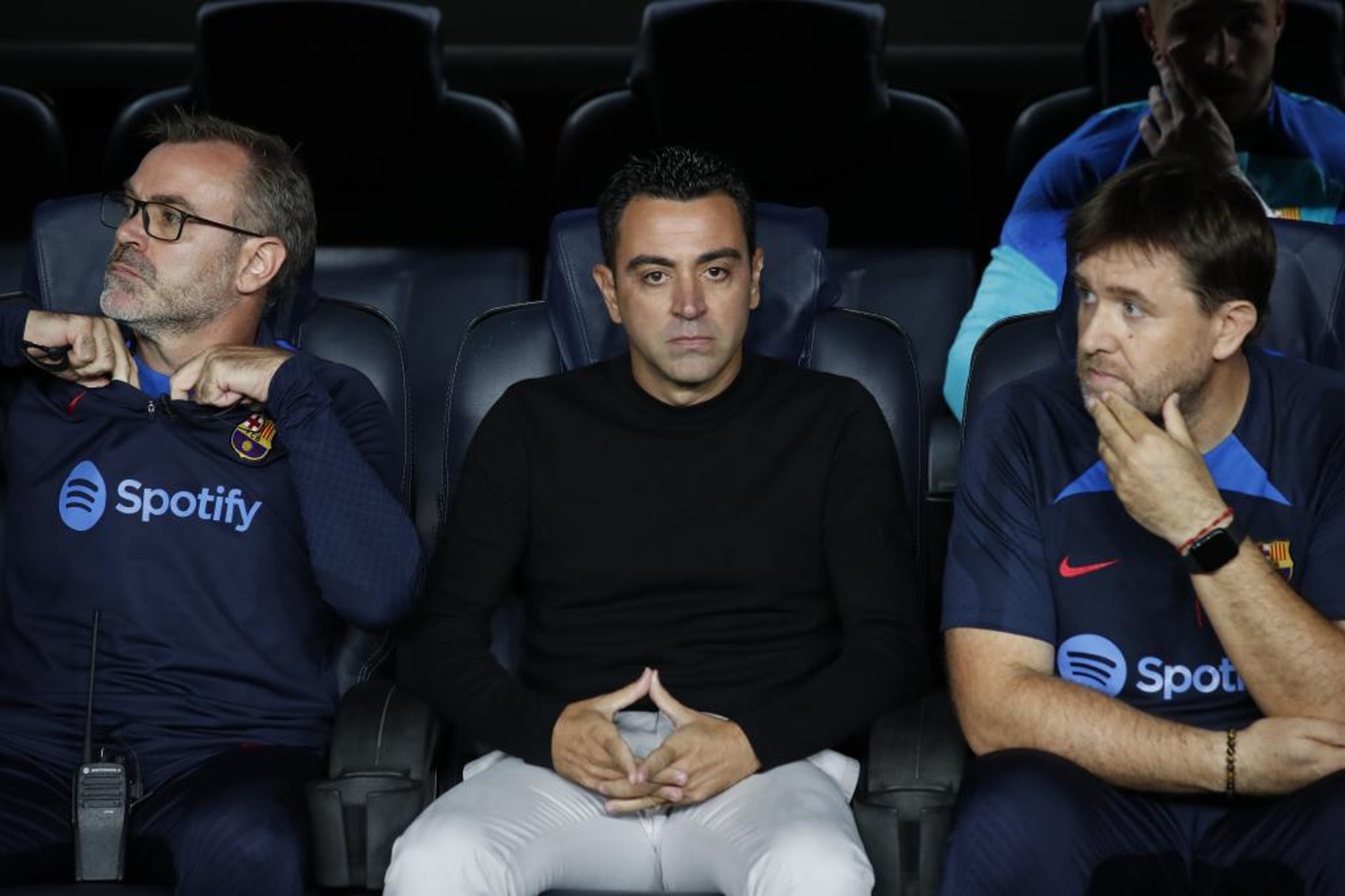 Xavi on the bench at the Camp Nou. FRANCESC ADELANTADO