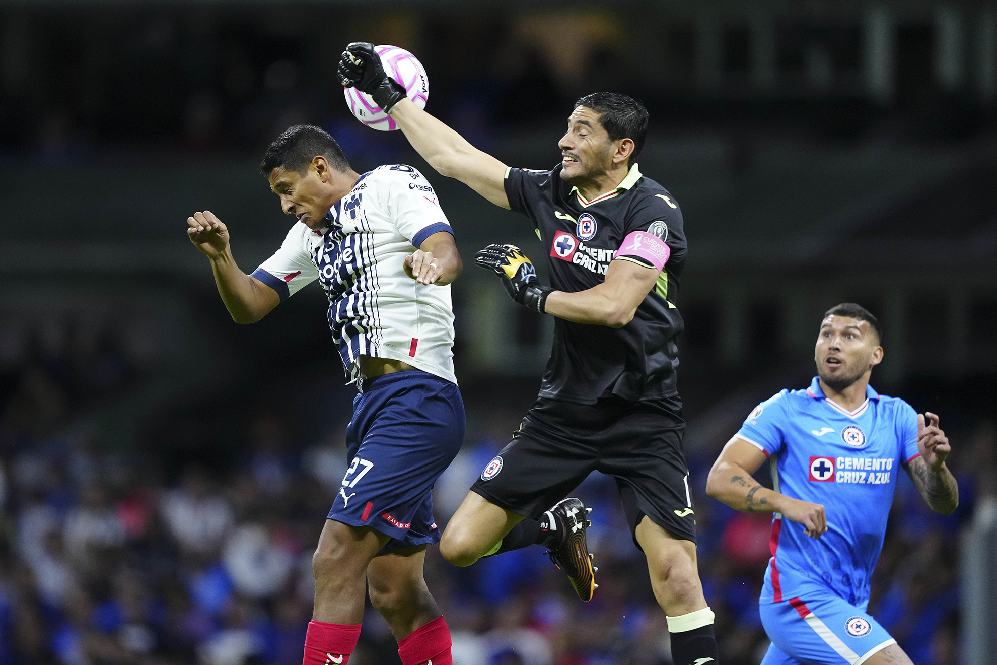 La jugada polémica en el duelo entre Cruz Azul y Rayados | IMAGO 7