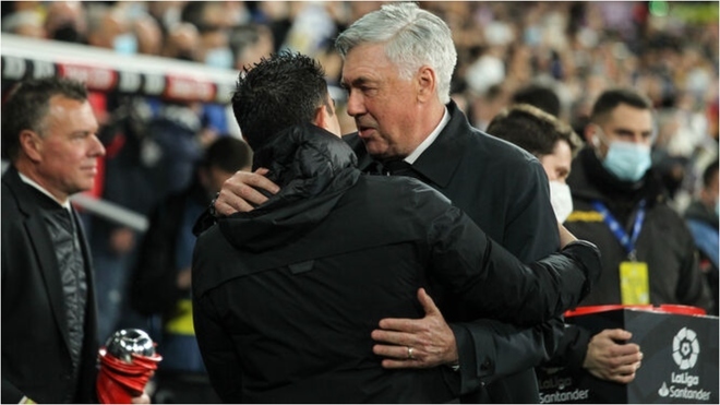 Ancelotti y Xavi abrazados en El Clsico disputado en el Santiago Bernabu
