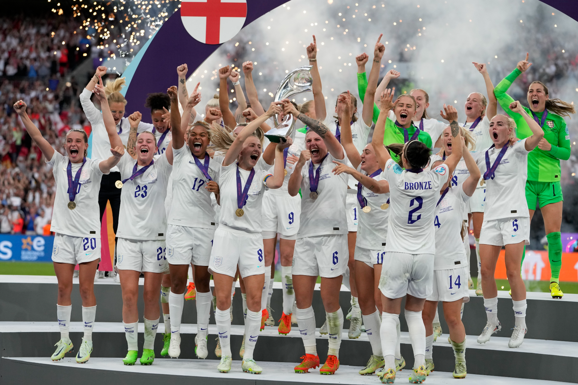Las jugadoras de la selección inglesa celebran la conquista del título en la Euro 2022 / AP