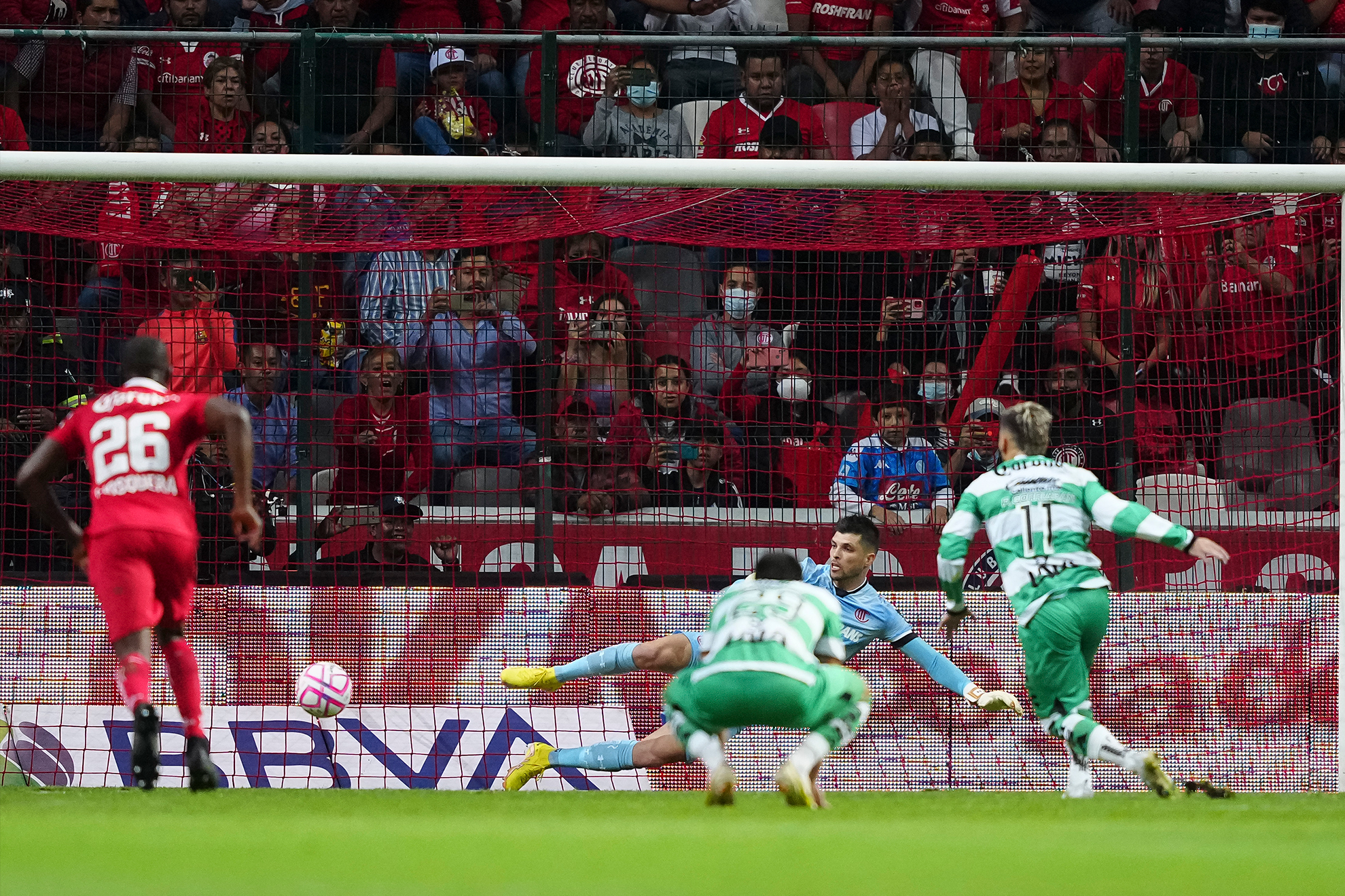 Gorriarán cruzó el remate hacia la derecha del portero y puso el primer gol para Santos | Imago7