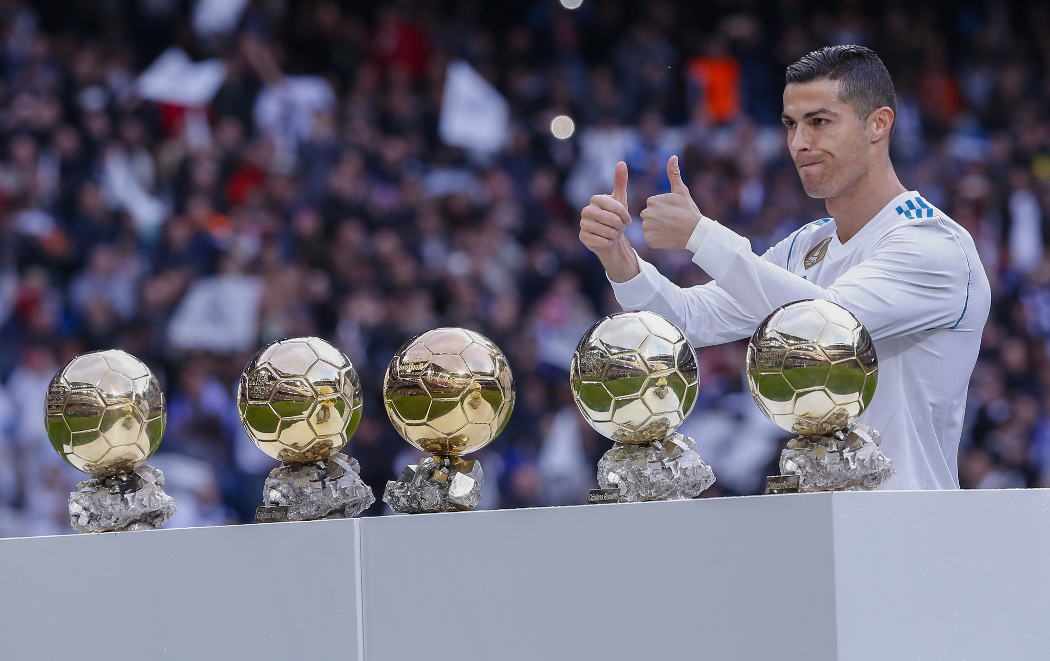 Cristiano Ronaldo exhibe sus cinco Balones de Oro en el Santiago Bernab