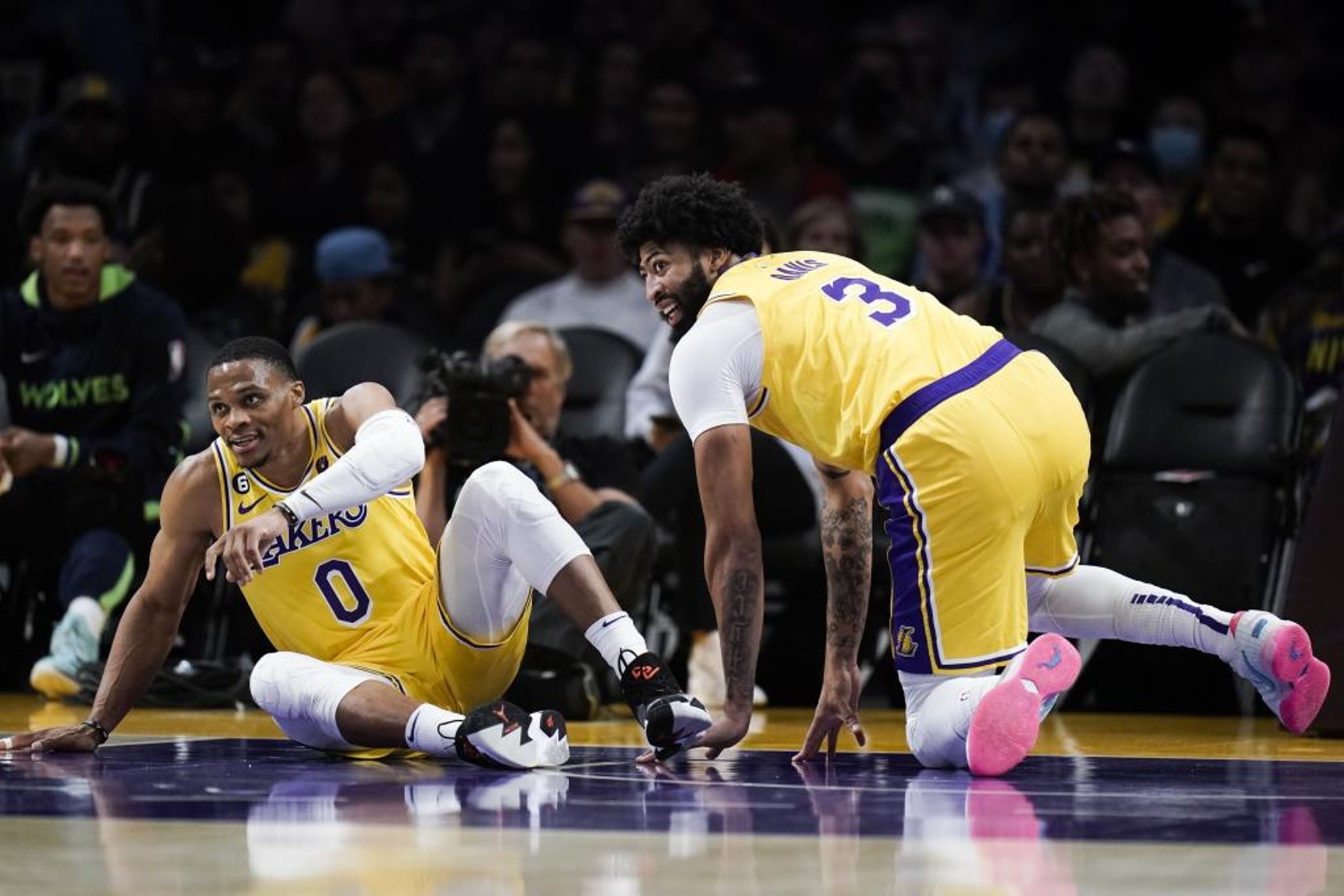 Westbrook y Anthony Davis, en el suelo durante un partido de pretemporada de los Lakers / AP