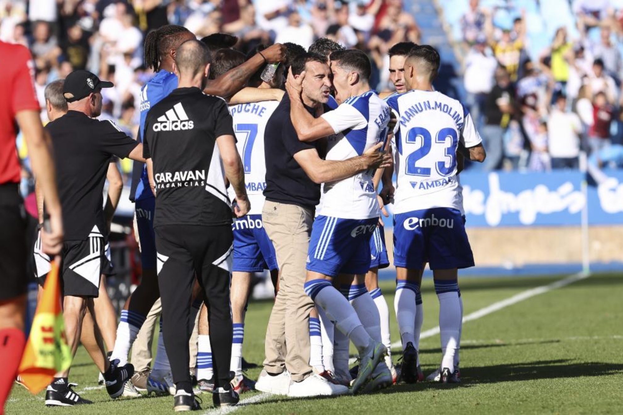 Los jugadores el Zaragoza abrazan al técnico Carcedo tras marcar un gol al Villarreal B. /TONI GALÁN