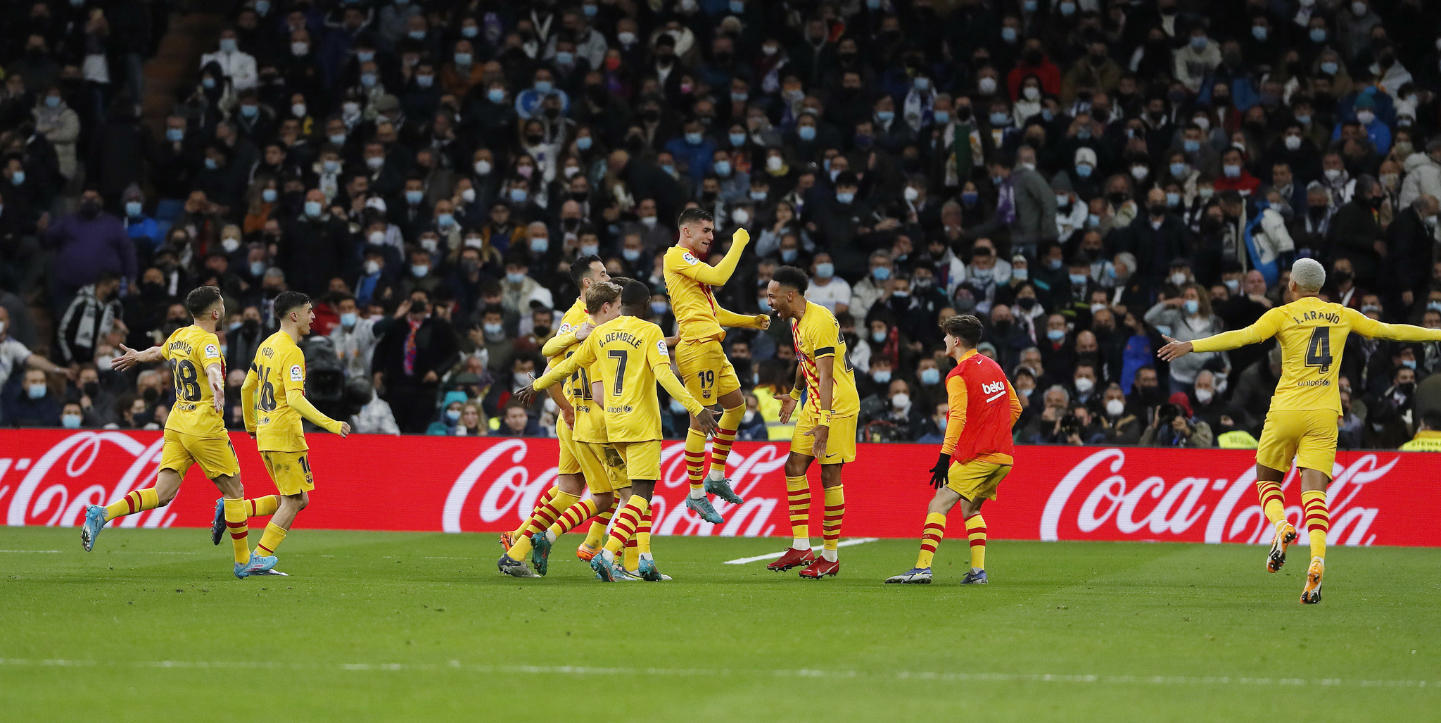 Sus compañeros acuden a felicitar a Ferran después de su gol ante el Madrid. / CHEMA REY