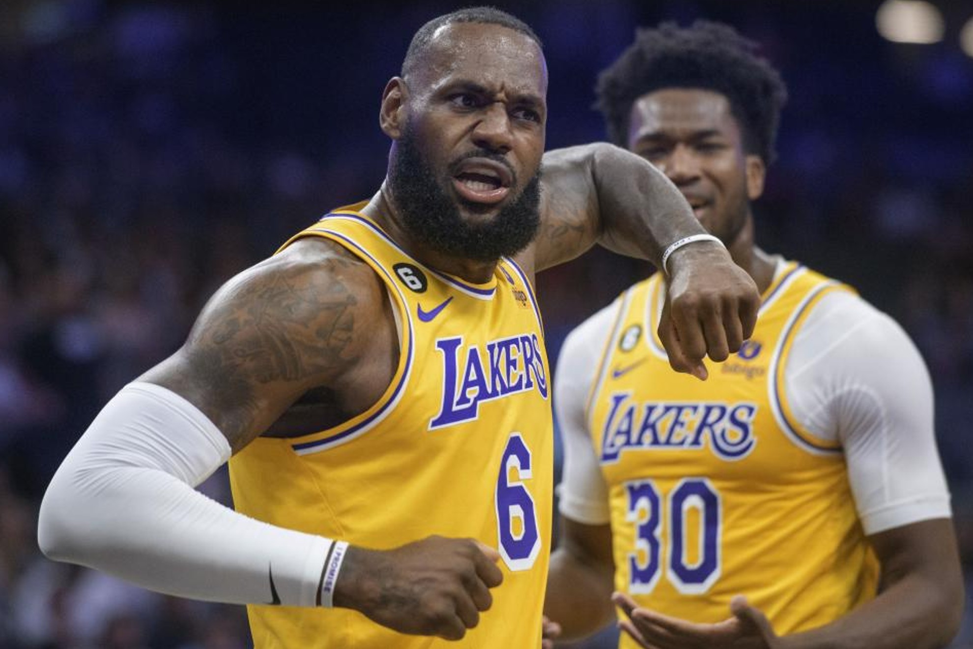 LeBron James celebra una jugada en un partido de pretemporada con los Lakers/AP.