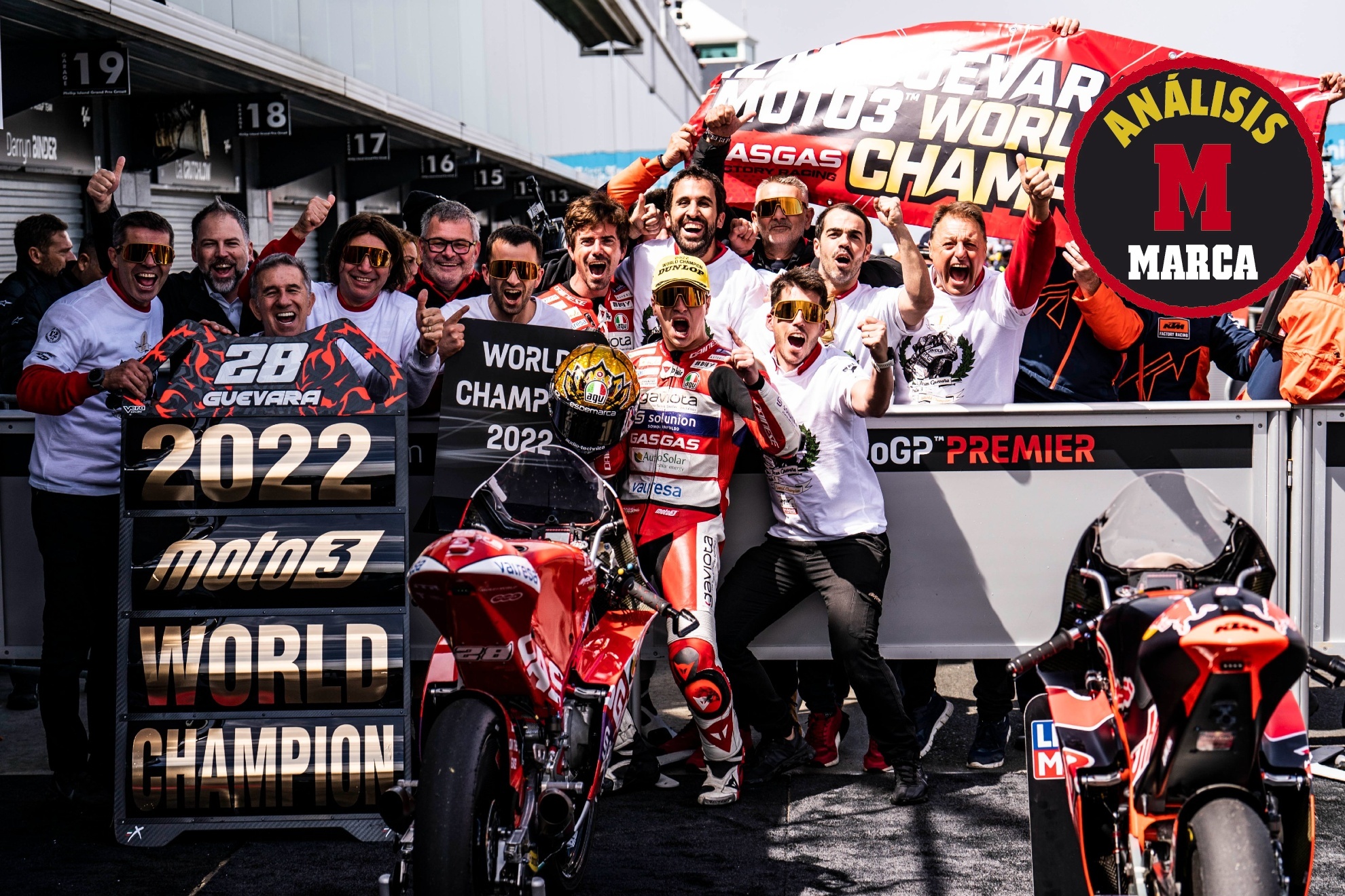 Izan Guevara celebra con su equipo el título de Moto3. / ASPAR TEAM