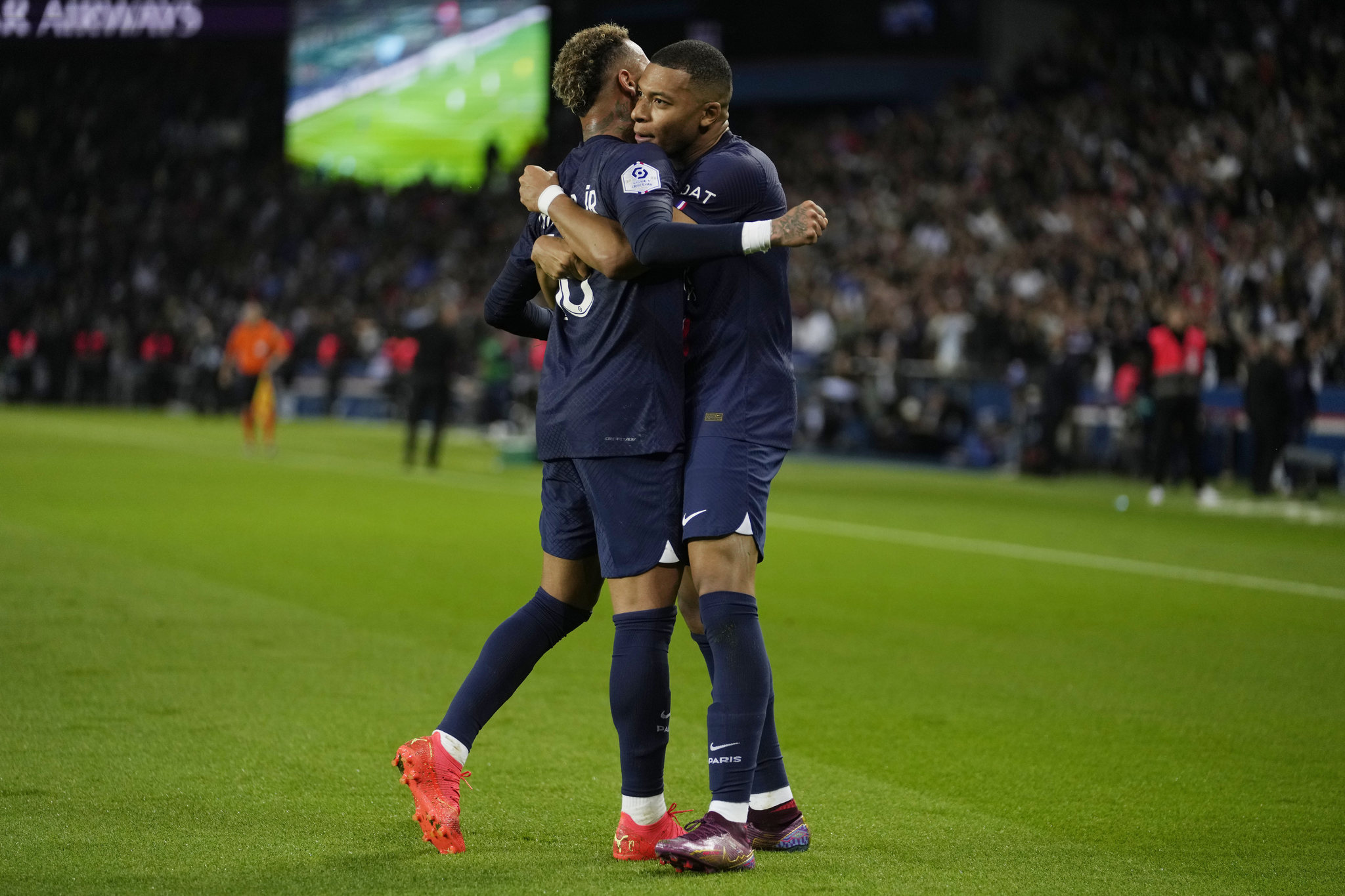 Neymar and Mbappe embrace.