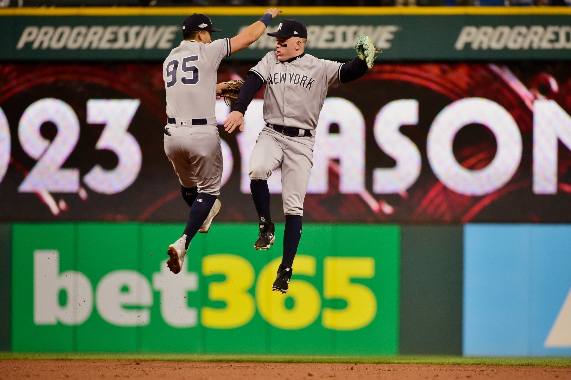 New York Yankees' Oswaldo Cabrera, left, and Harrison Bader celebrate after the Yankees defeated the Cleveland Guardians in Game 4 of a baseball AL Division Series, Sunday, Oct. 16, 2022, in Cleveland. / AP
