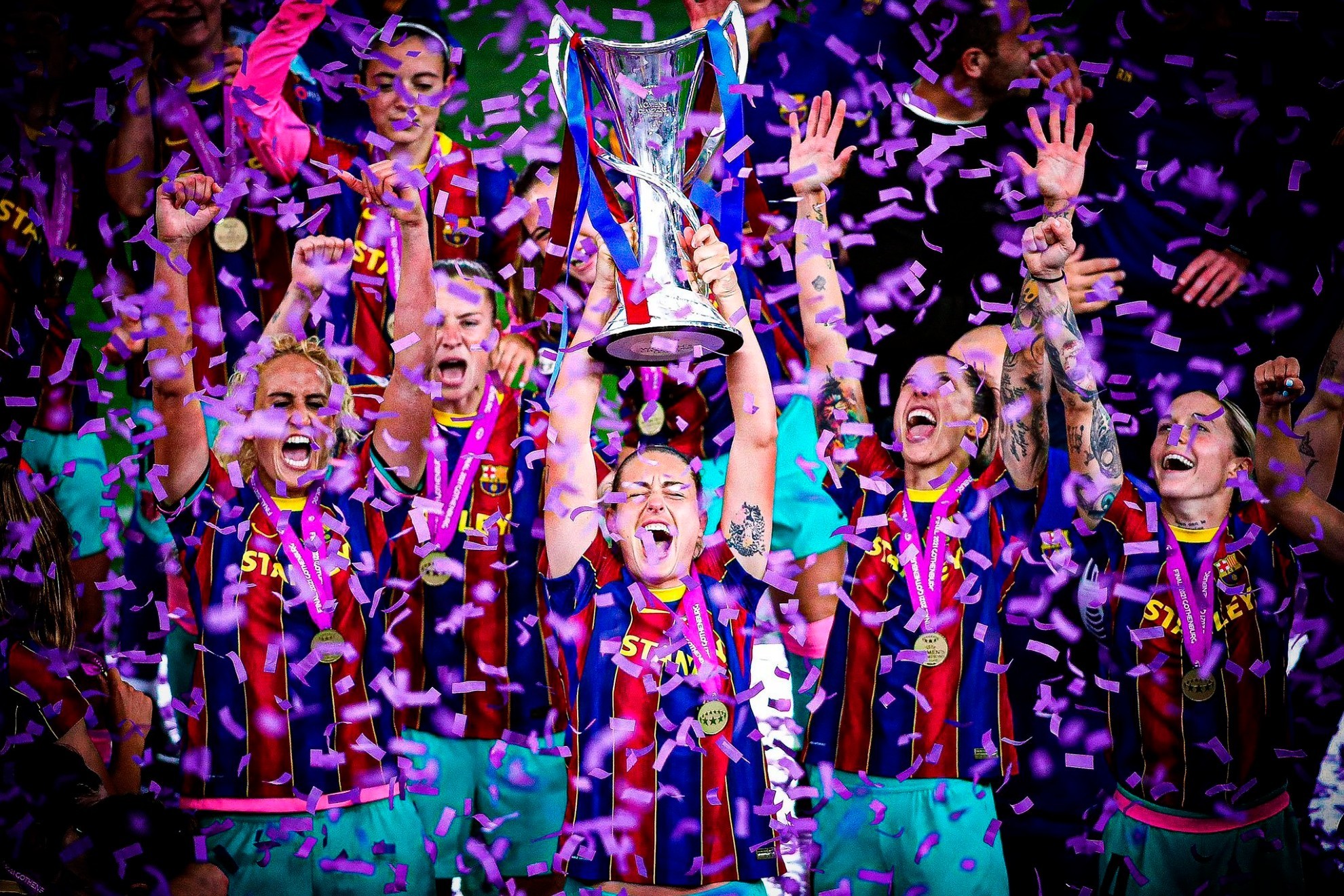 Las jugadoras del Barcelona alzan la copa de campeonas de Europa en 2021 / FCB