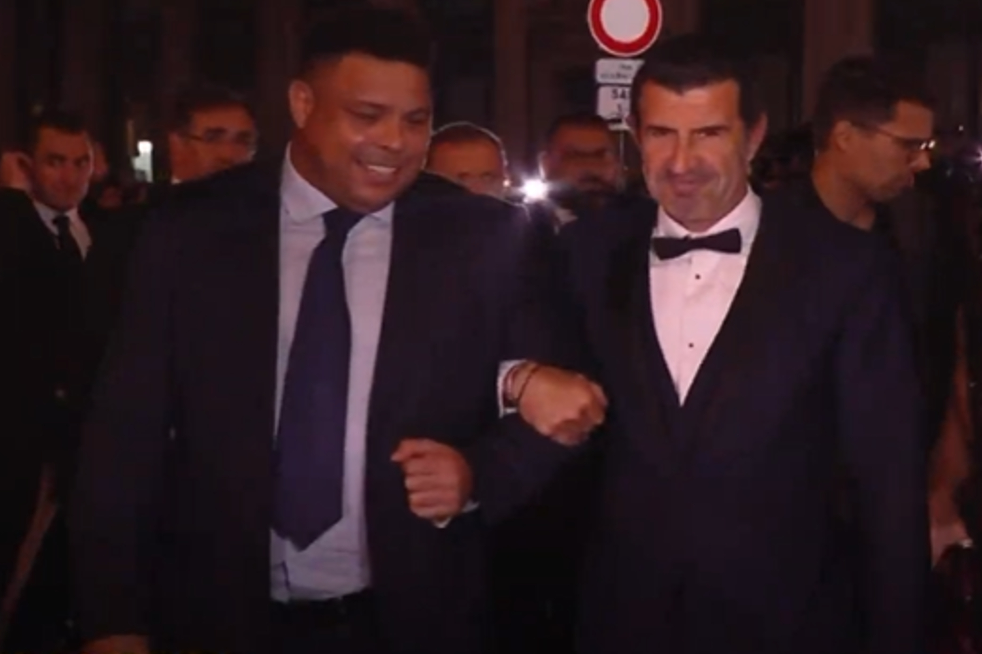 Figo y Ronaldo protagonizan uno de los momentos más divertidos de la gala del Balón de Oro