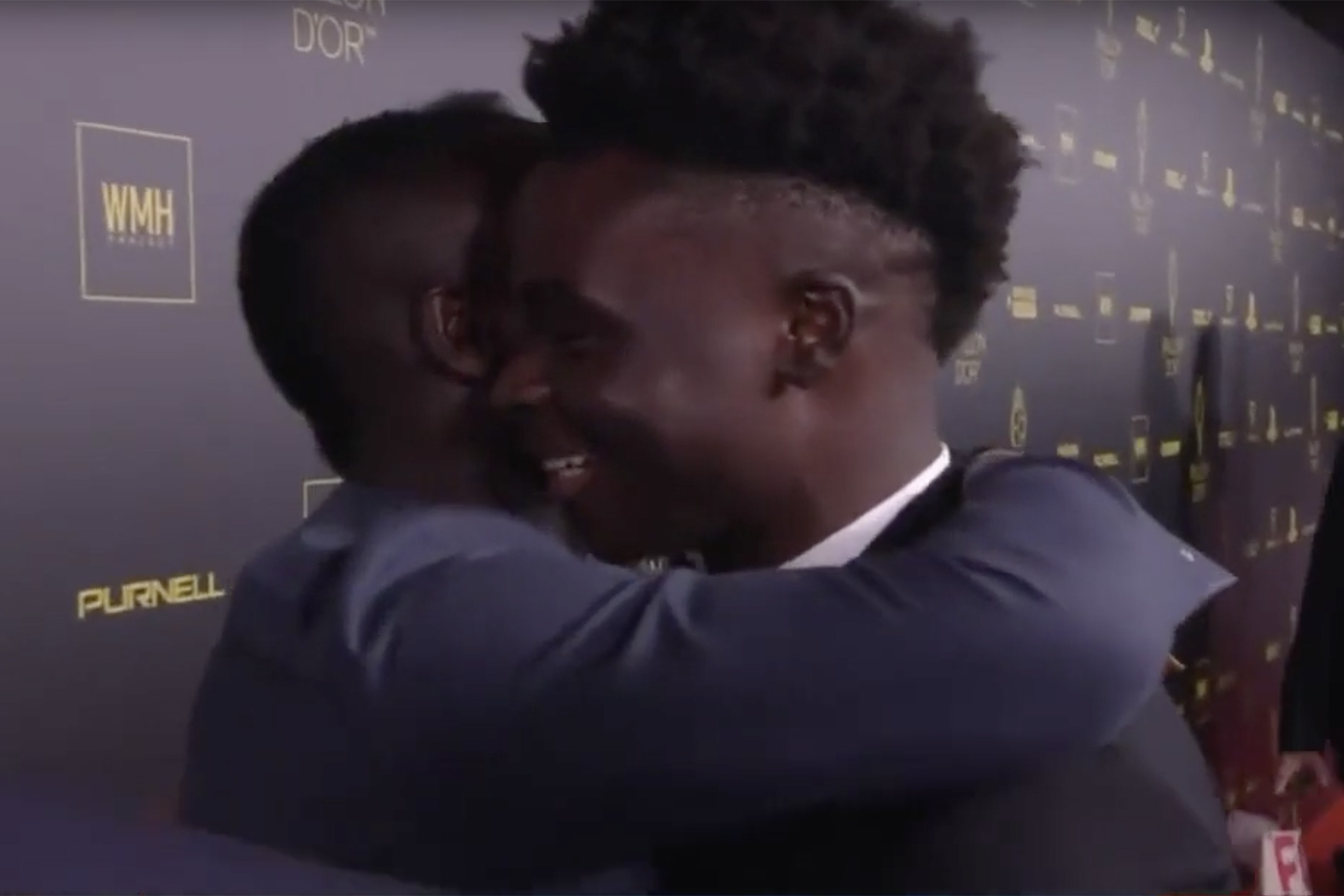 Sadio Mané y el efusivo abrazo con Didier Drogba en el Balón de Oro
