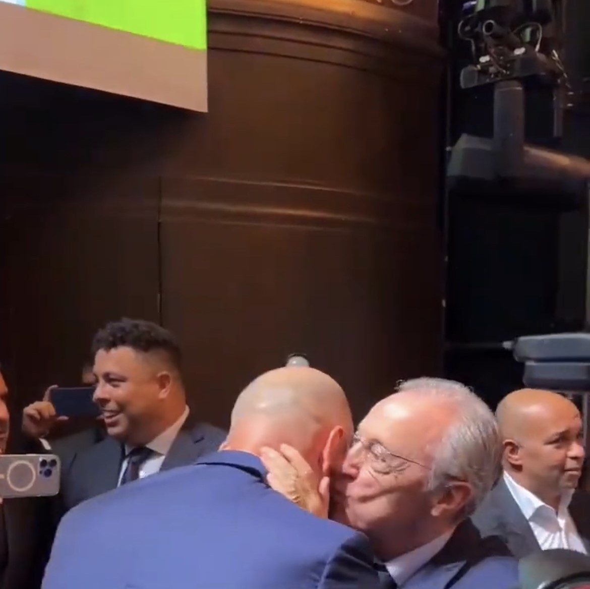Así fue el reencuentro de Florentino Pérez con Mbappé, en la gala del Balón de Oro