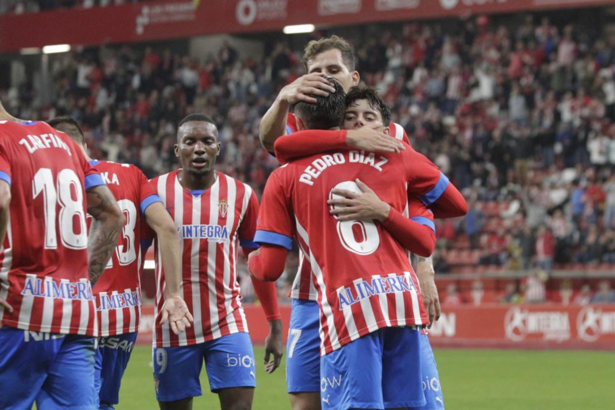 Los jugadores del Sporting celebran el gol marcado por Pedro Díaz al Eibar. /JUAN CARLOS TUERO
