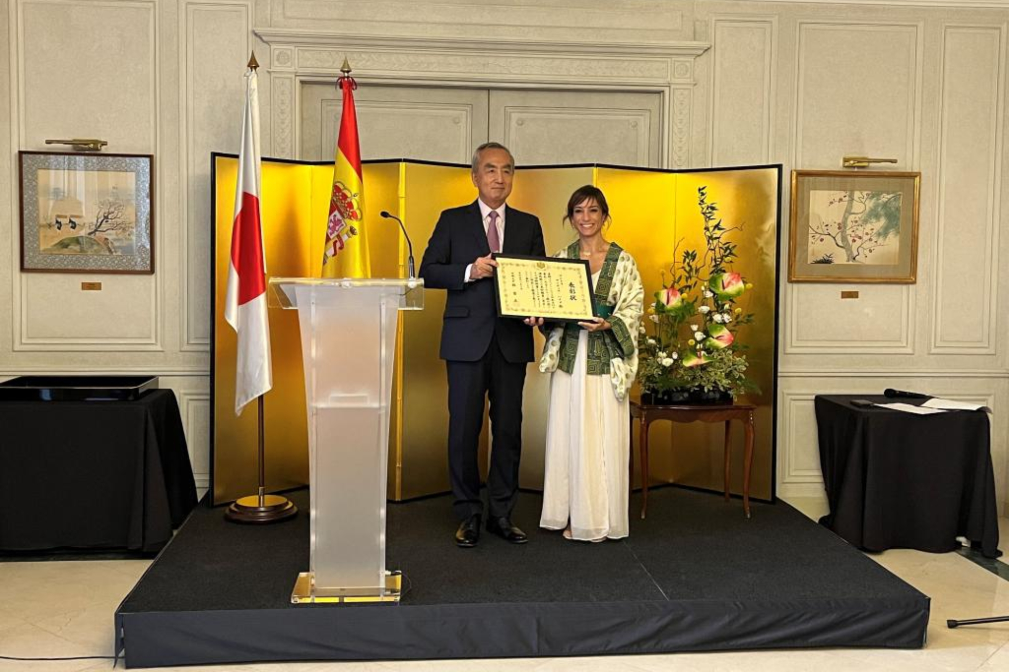 Sandra Snchez recibe un diploma de manos de Kenji Hiramatsu, embajador de Japn en Espaa.